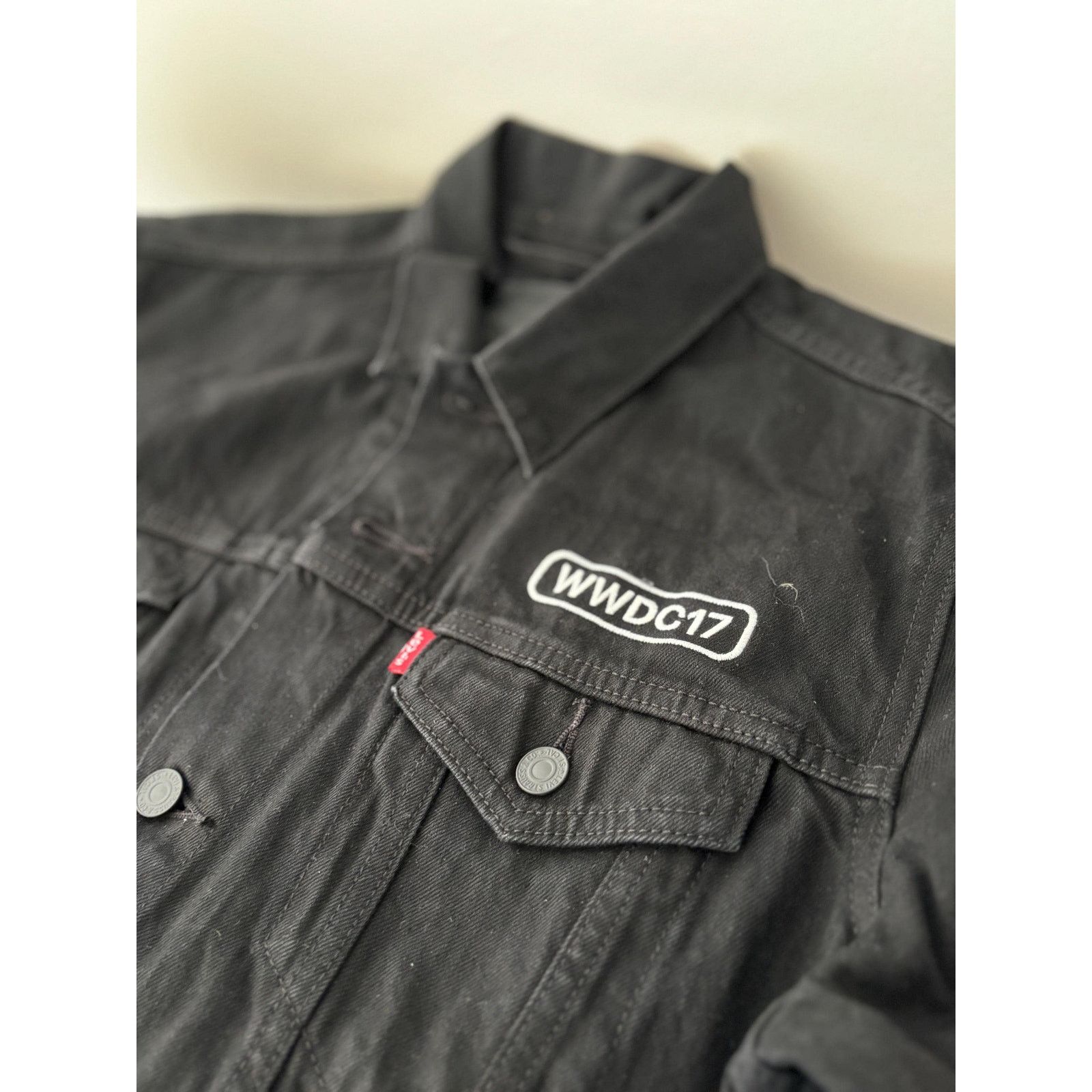 Levi's Levi's WWDC17 Apple Trucker Jacket Black Denim Collectible Size US L / EU 52-54 / 3 - 7 Thumbnail