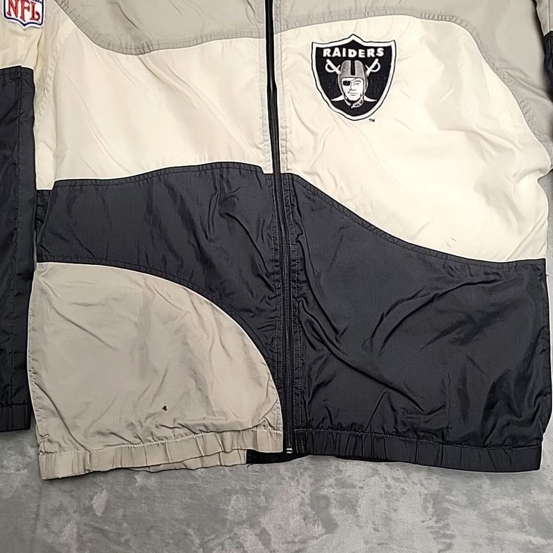 Vintage VINTAGE Apex One Raiders Jacket Windbreaker Mens Large Grey Black Streetwear Size US L / EU 52-54 / 3 - 2 Thumbnail