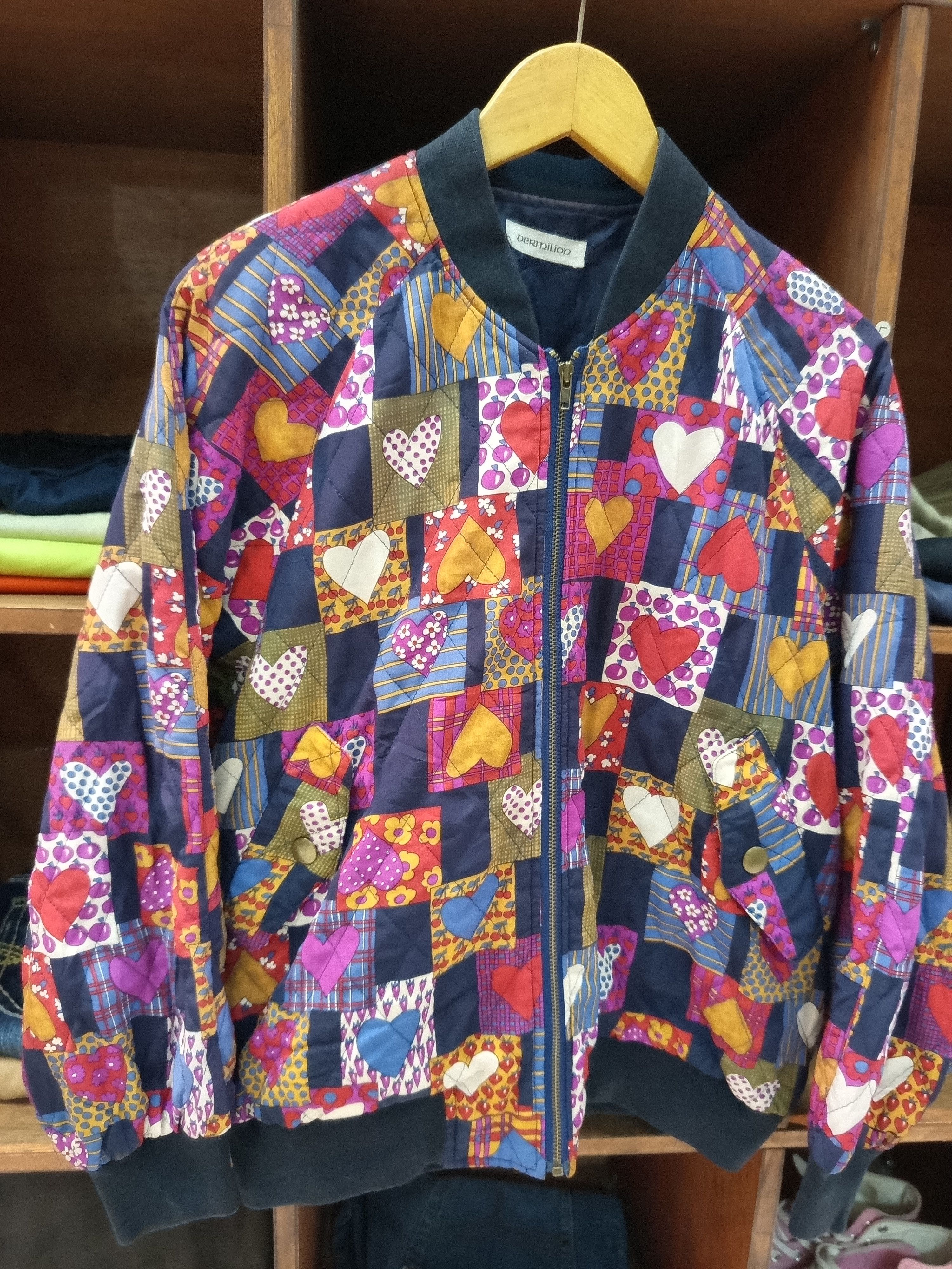Art Comes First 1980s Vermilion Heart Patchwork Quilted Bomber Jacket Size L / US 10 / IT 46 - 3 Thumbnail
