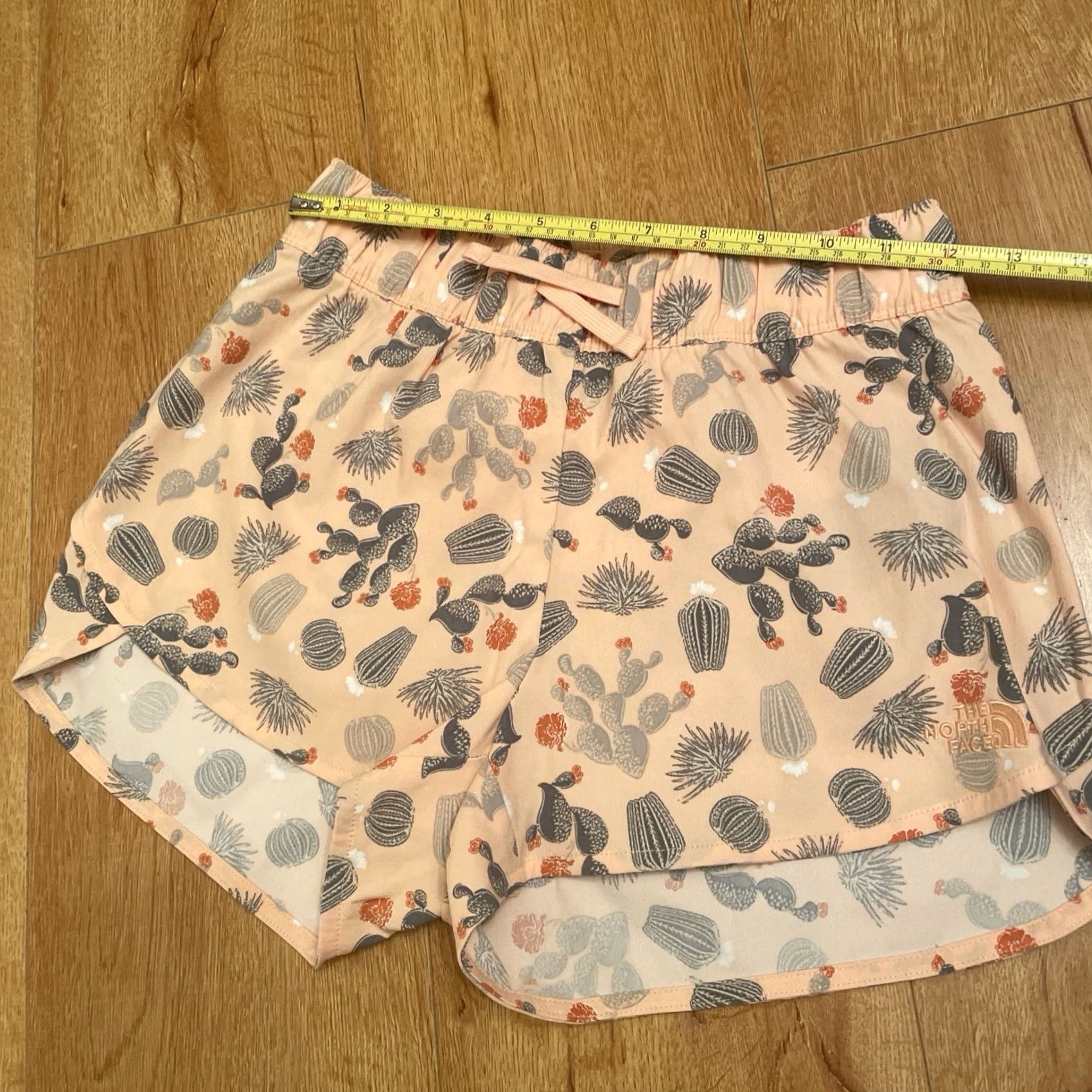 The North Face The North Face Cacti Printed Class V Shorts in Apricot Ice Casual Shorts XS Women Multicolor Utility Modern - Size 26" / US 2 / IT 38 - 4 Thumbnail