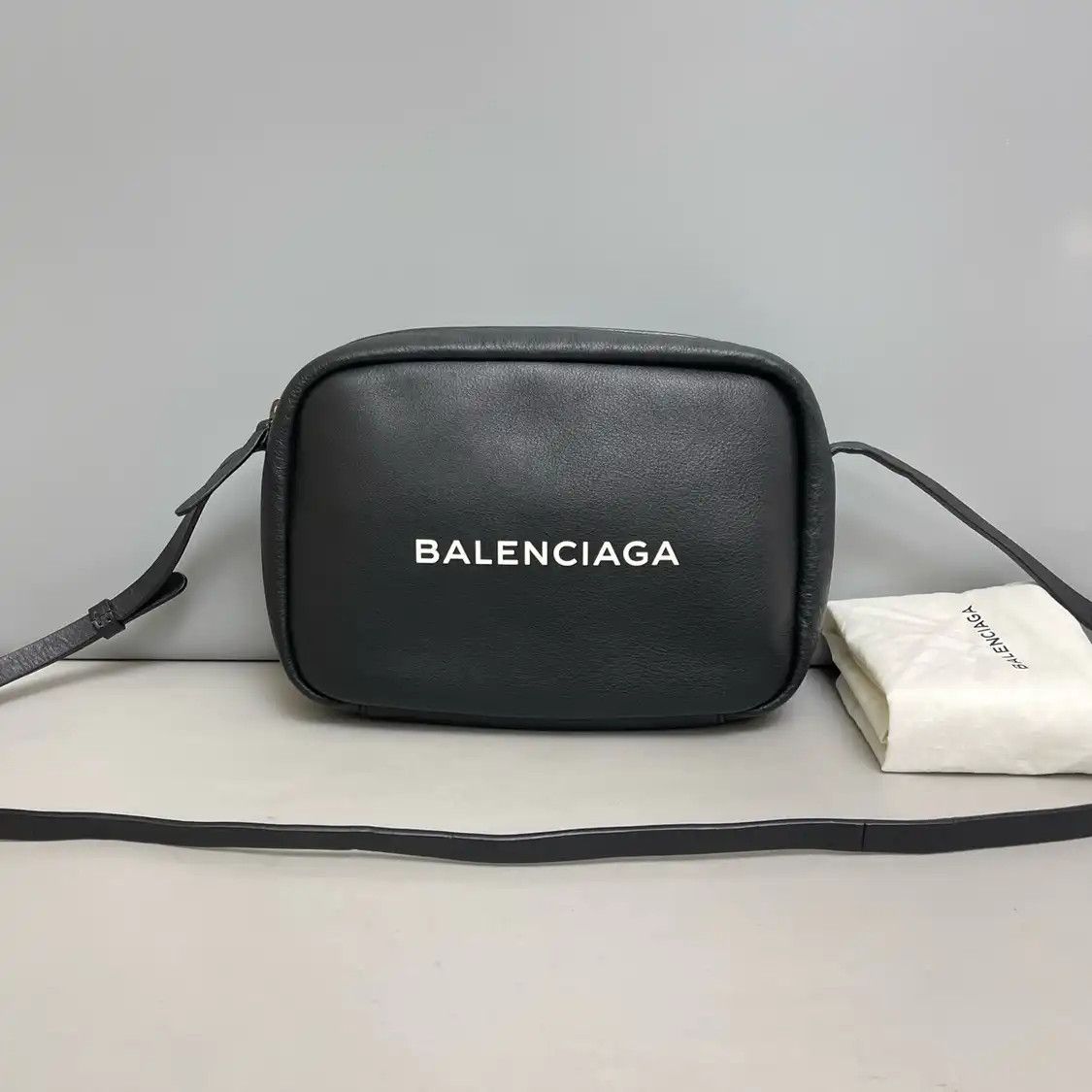 Balenciaga BALENCIAGA camera bag black cowhide leather print shoulder bag Size ONE SIZE - 1 Thumbnail