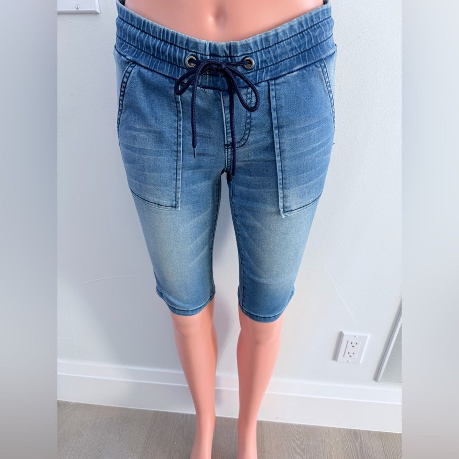 Guess New Guess Y2K Blue Denim Bermuda Shorts size 24. 71% cotton. Size 24" / US 00 / IT 34 - 1 Thumbnail