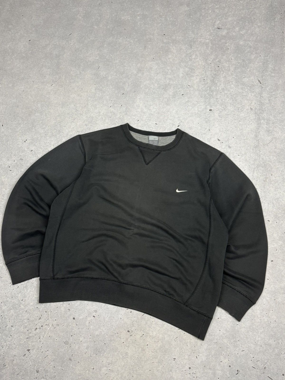 Nike Vintage Nike Small Swoosh Faded Sweatshirt Size US L / EU 52-54 / 3 - 4 Thumbnail