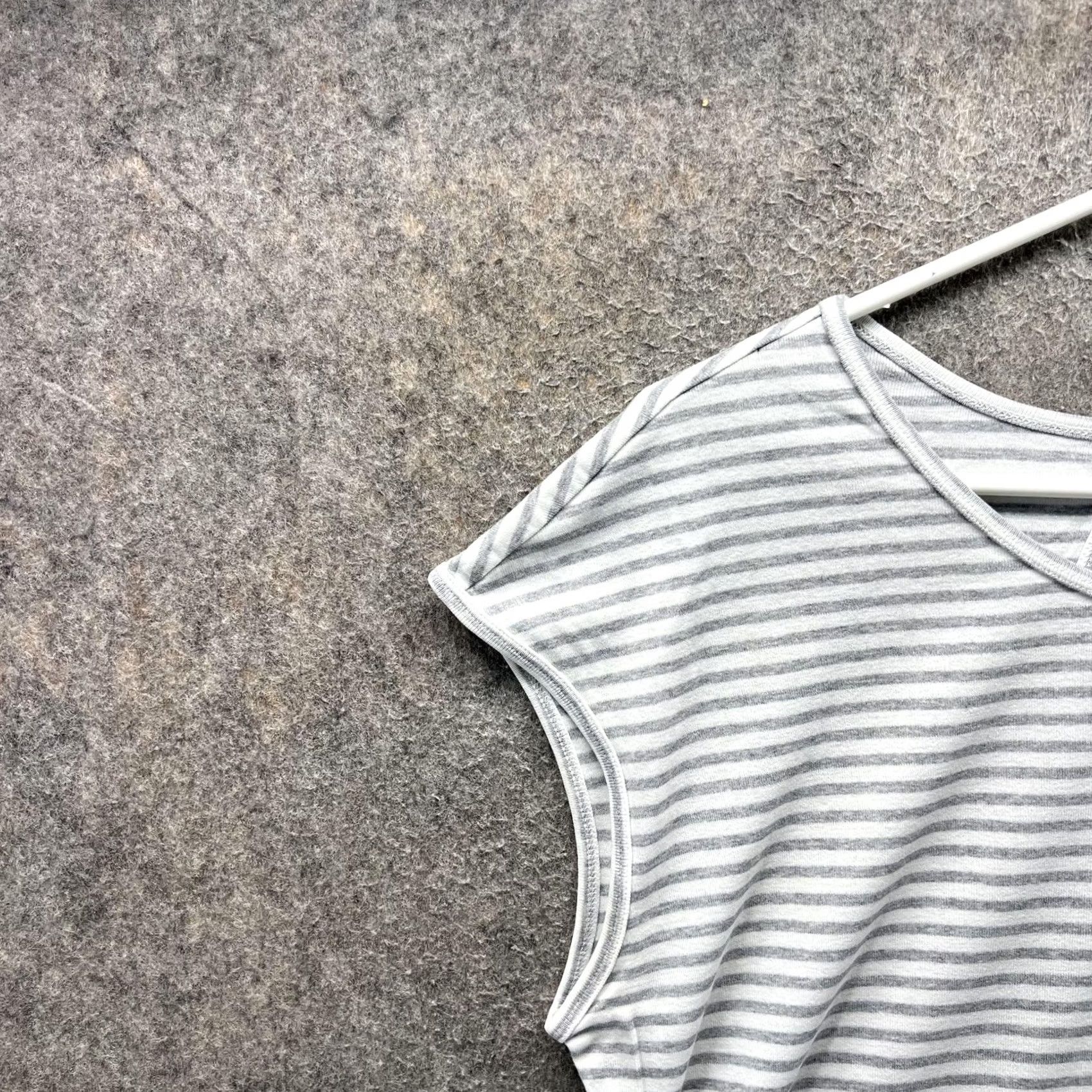 Tommy Bahama VINTAGE Tommy Bahama Shirt Womens Large Gray White Stripe Cap Sleeve Keyhole Back Top Size L / US 10 / IT 46 - 7 Thumbnail