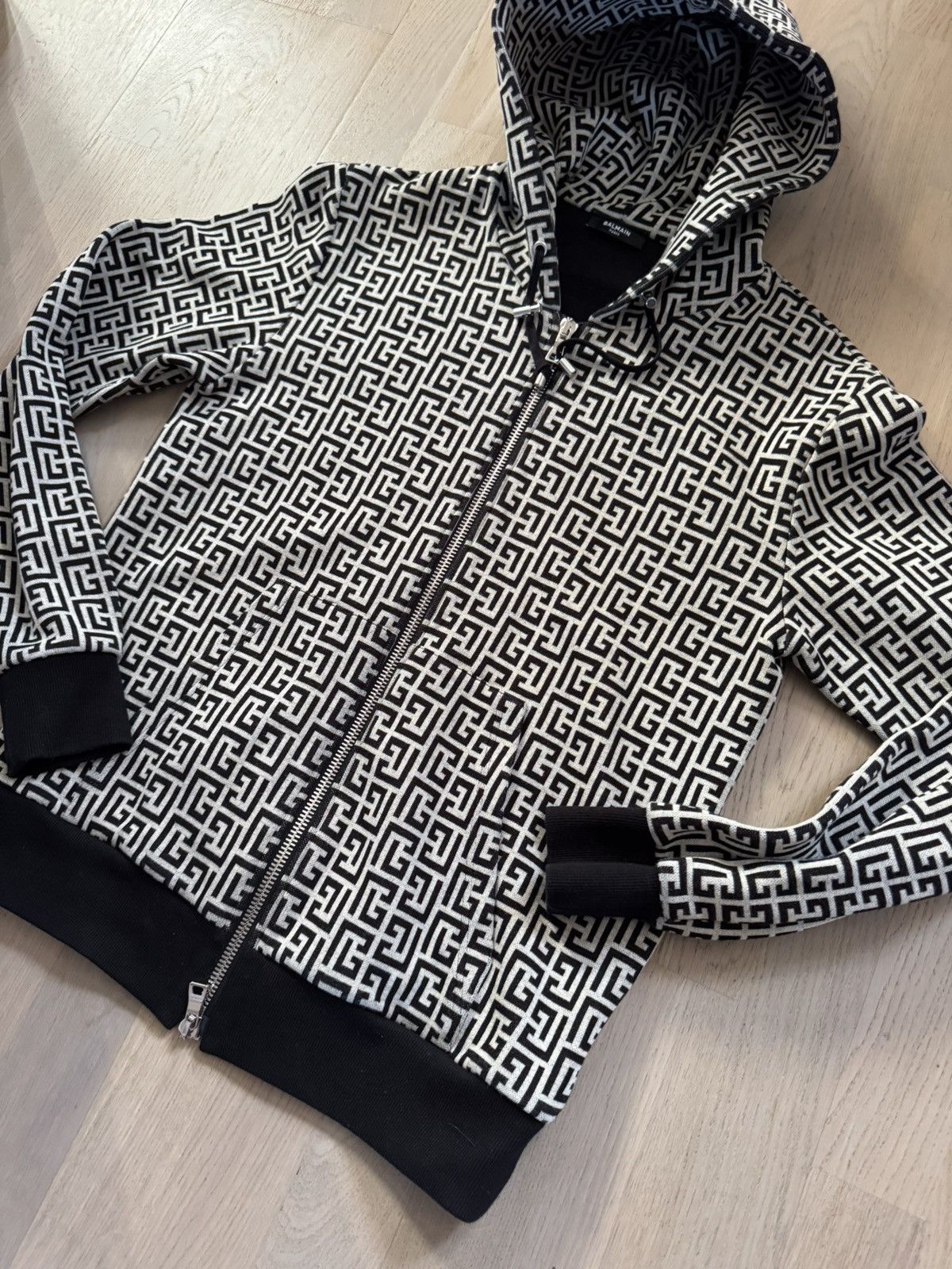 Balmain BALMAIN hoodie STUDY measurements in photos BY TAPE MEASURE Size US S / EU 44-46 / 1 - 2 Thumbnail