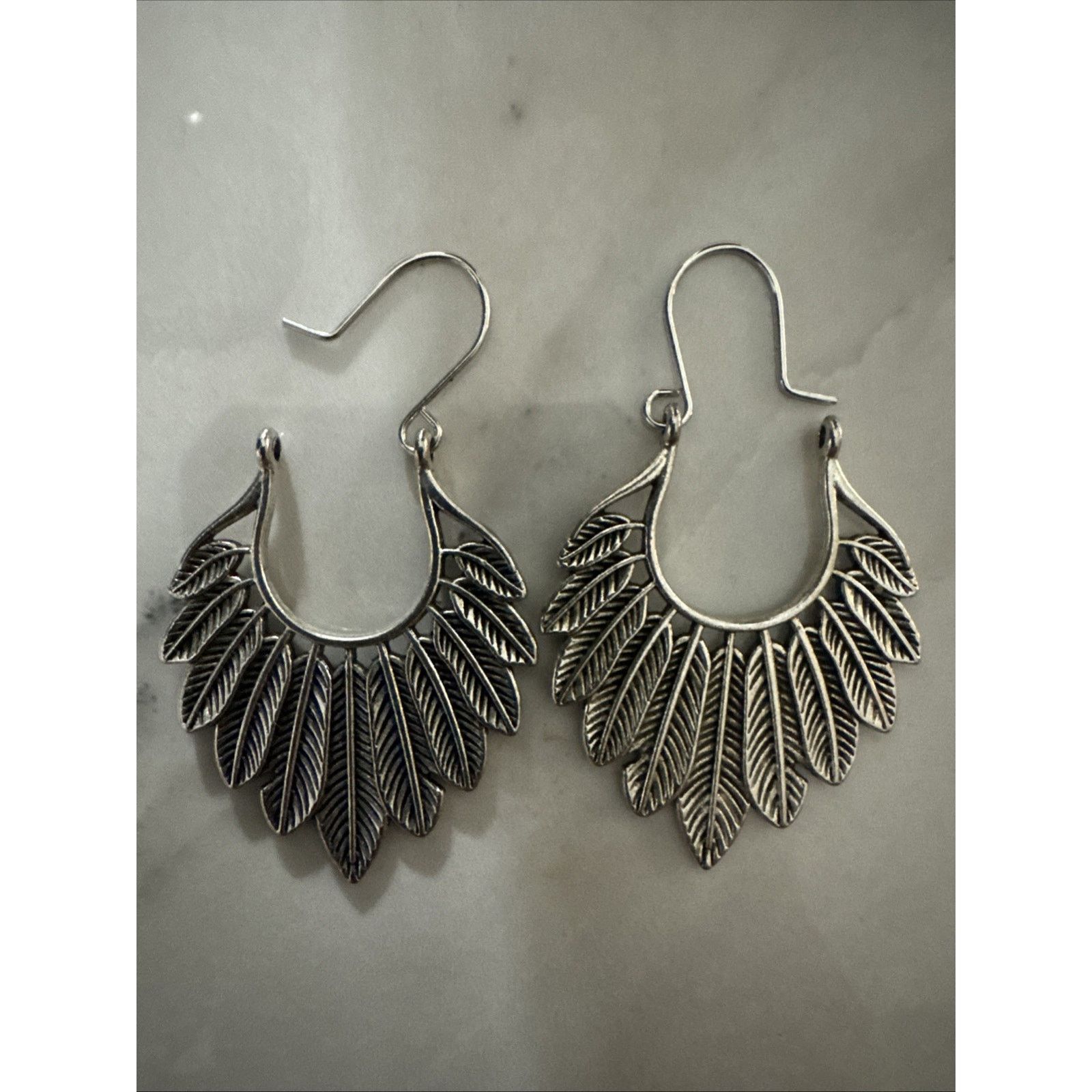 Other Silver Tone Feather Patina Hoop Dangle Pierced Boho Tribal Size ONE SIZE - 1 Thumbnail