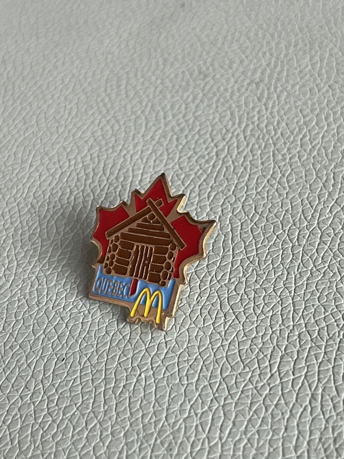 Junk Food × Vintage Mc Donald’s x Quebec vintage pin (90´s) Size ONE SIZE - 3 Thumbnail