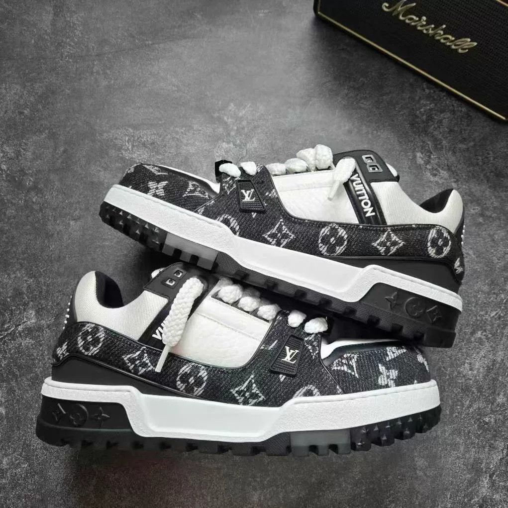 Louis Vuitton Louis Vuitton Training Black Lowtop Sneakers 10 Men Size US 10 / EU 43 - 1 Thumbnail