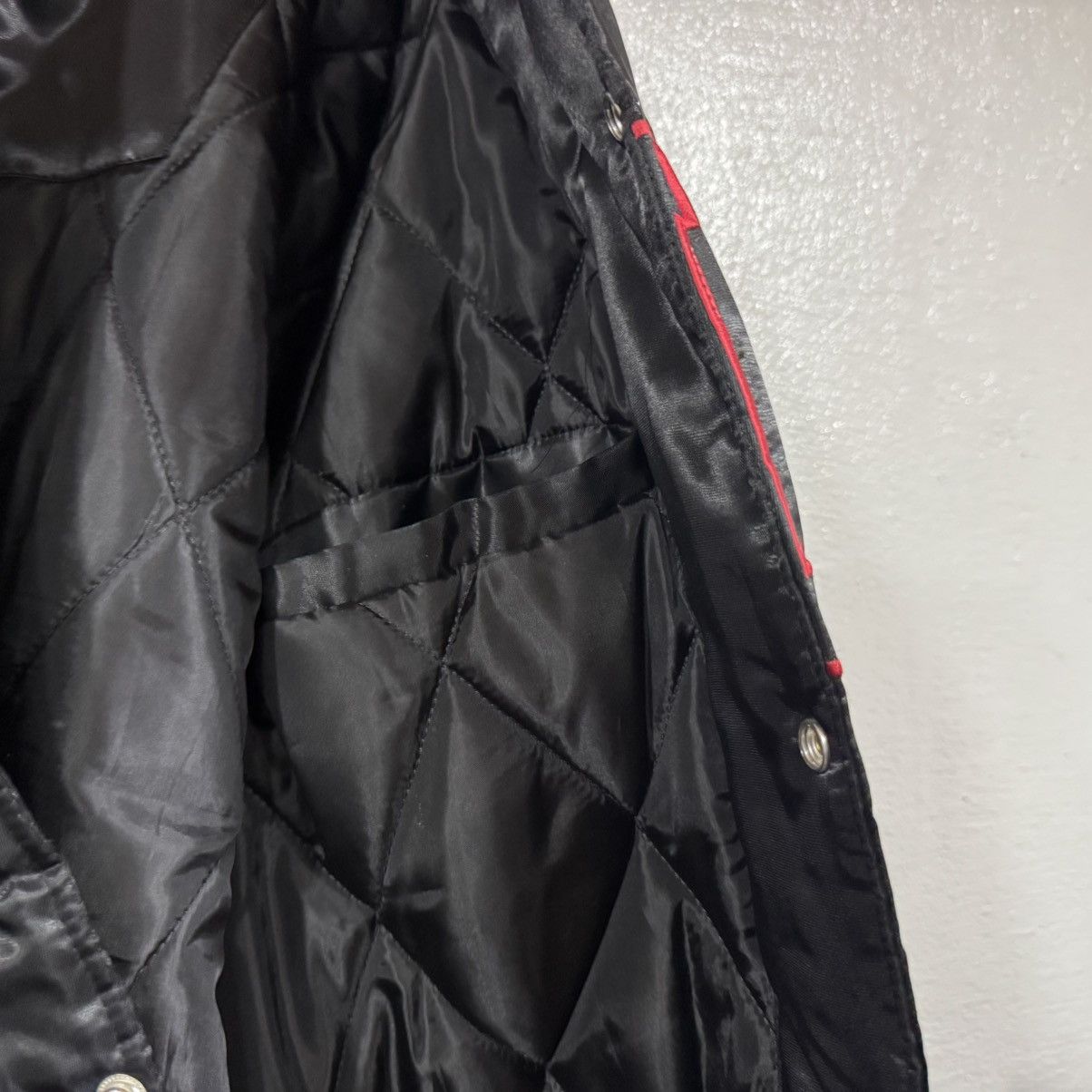 Majestic Vtg Chicago Bulls Satin Bomber Jacket Red Black Mens 2-3XL Size US XXL / EU 58 / 5 - 17 Thumbnail
