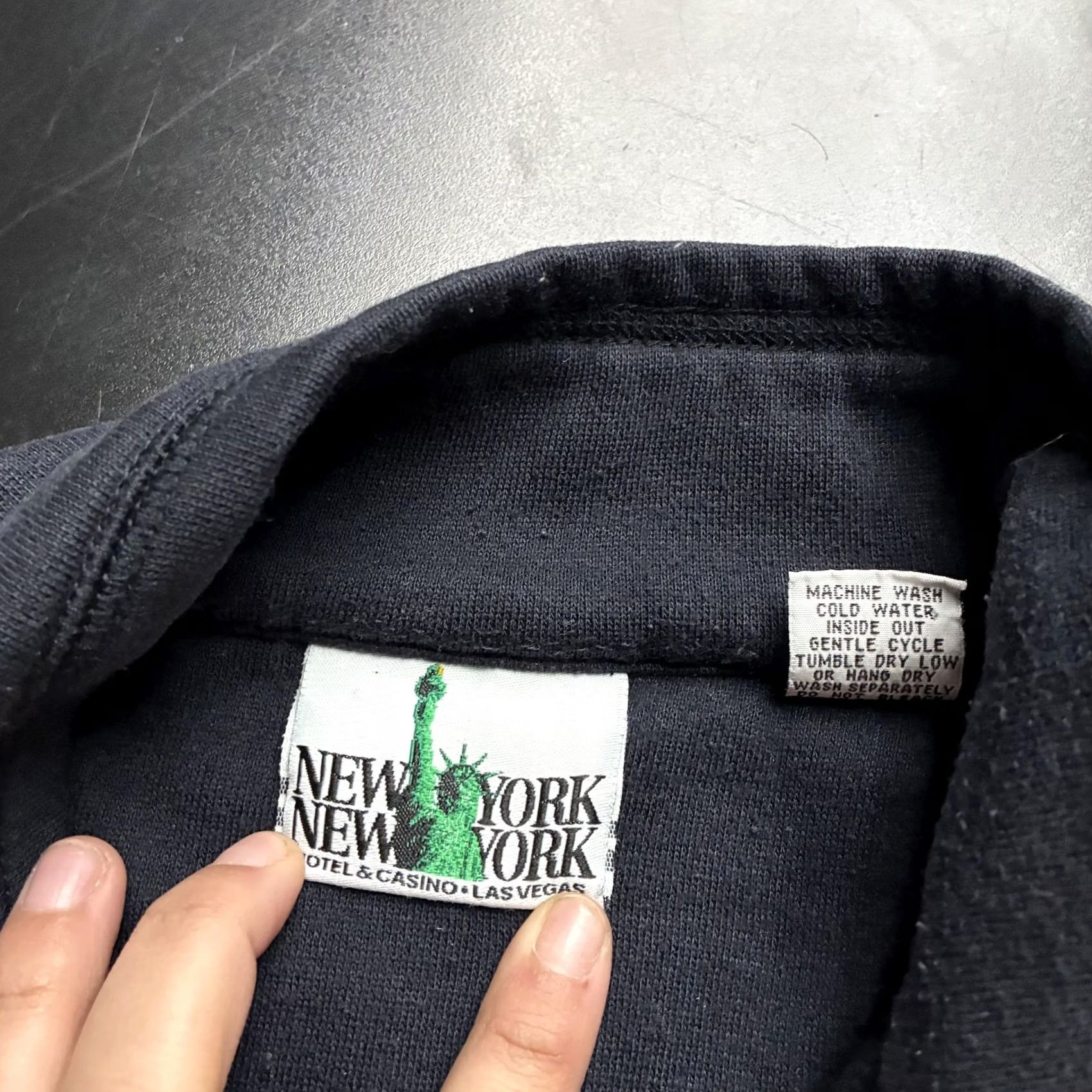 Vintage VINTAGE New York New York Sweatshirt Mens L Black Fleece 1/4 Zip Pullover Size US L / EU 52-54 / 3 - 3 Thumbnail