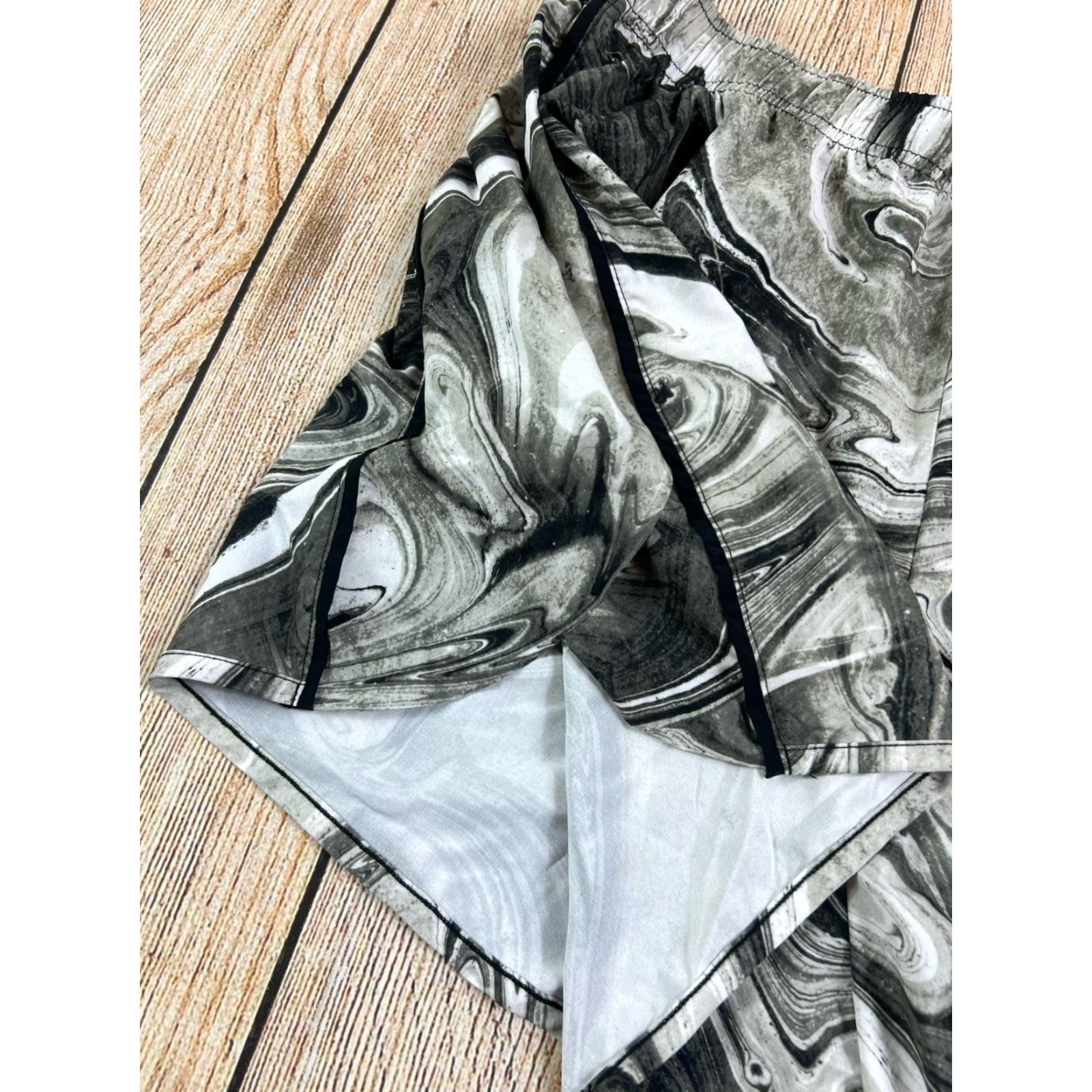 Vintage Xersion Women’s Shorts Marble Pattern Black & White Swirl 4 in Inseam Athletic Moisture Wicking Stretch Regular Size L Women Mens/Womens/Girls Size 36" / US 14 / IT 50 - 3 Thumbnail