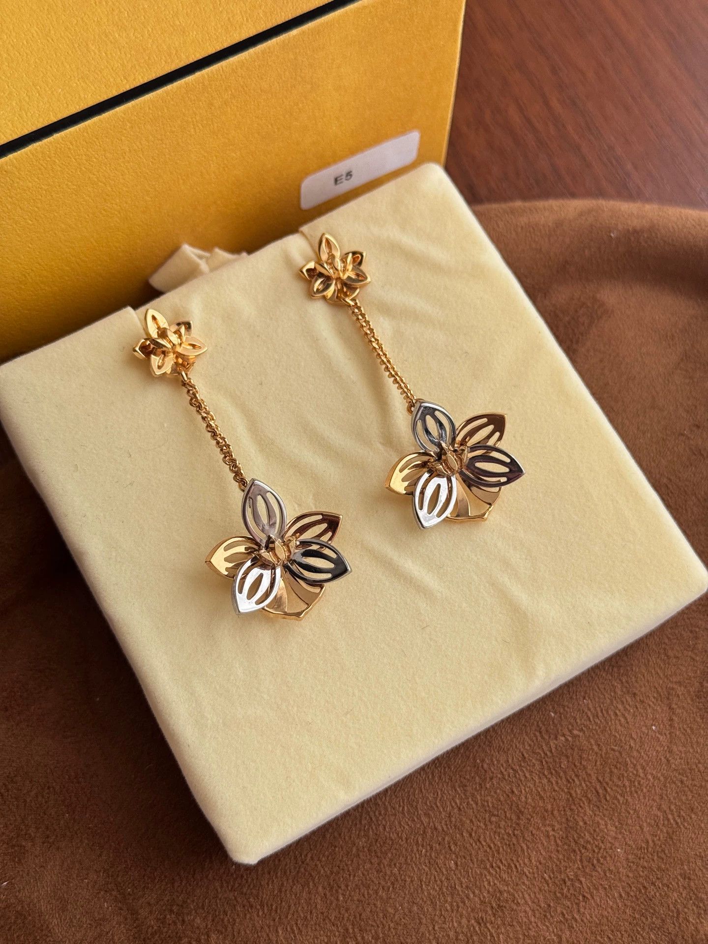 Fendi Fendi 99 New 2Tone Floral Earrings With Box Size ONE SIZE - 2 Thumbnail
