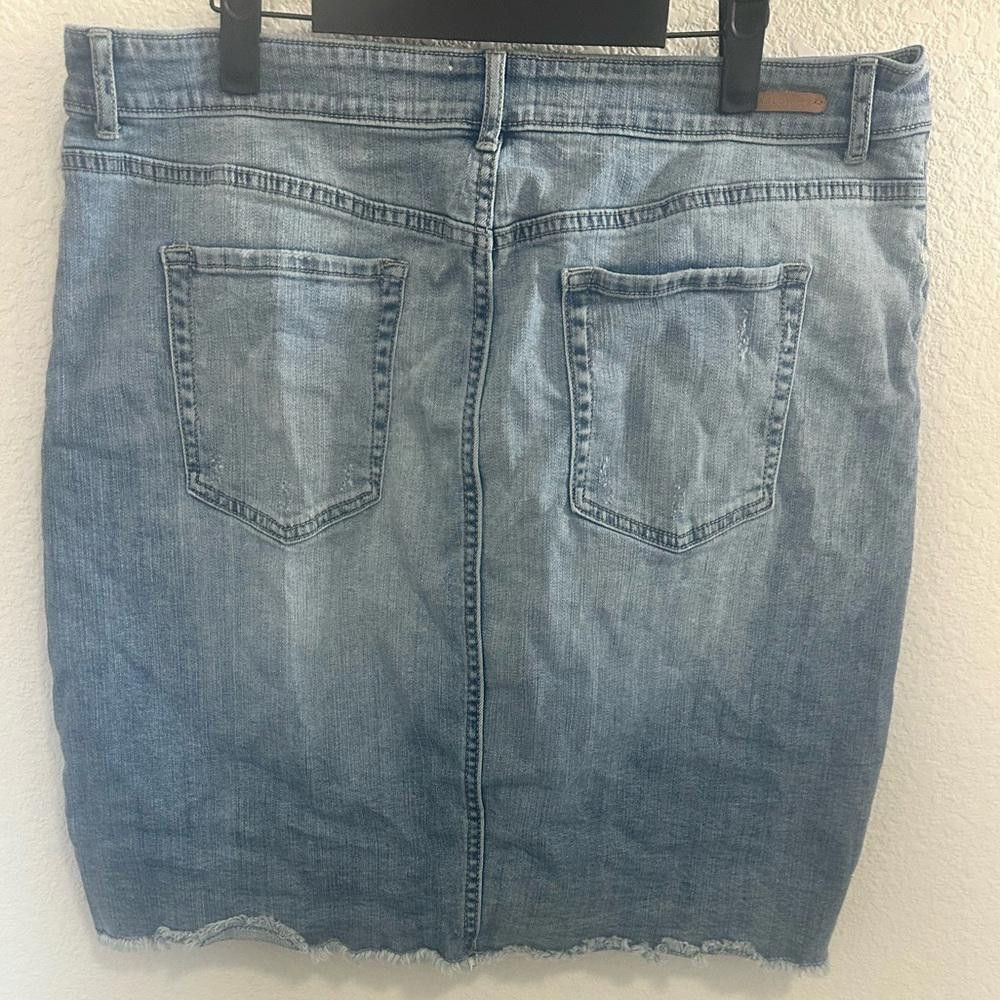 Designer Caslon Denim Pencil Skirt with Raw Step Hem Distressed 16 Size 38" / US 16 / IT 52 - 6 Thumbnail