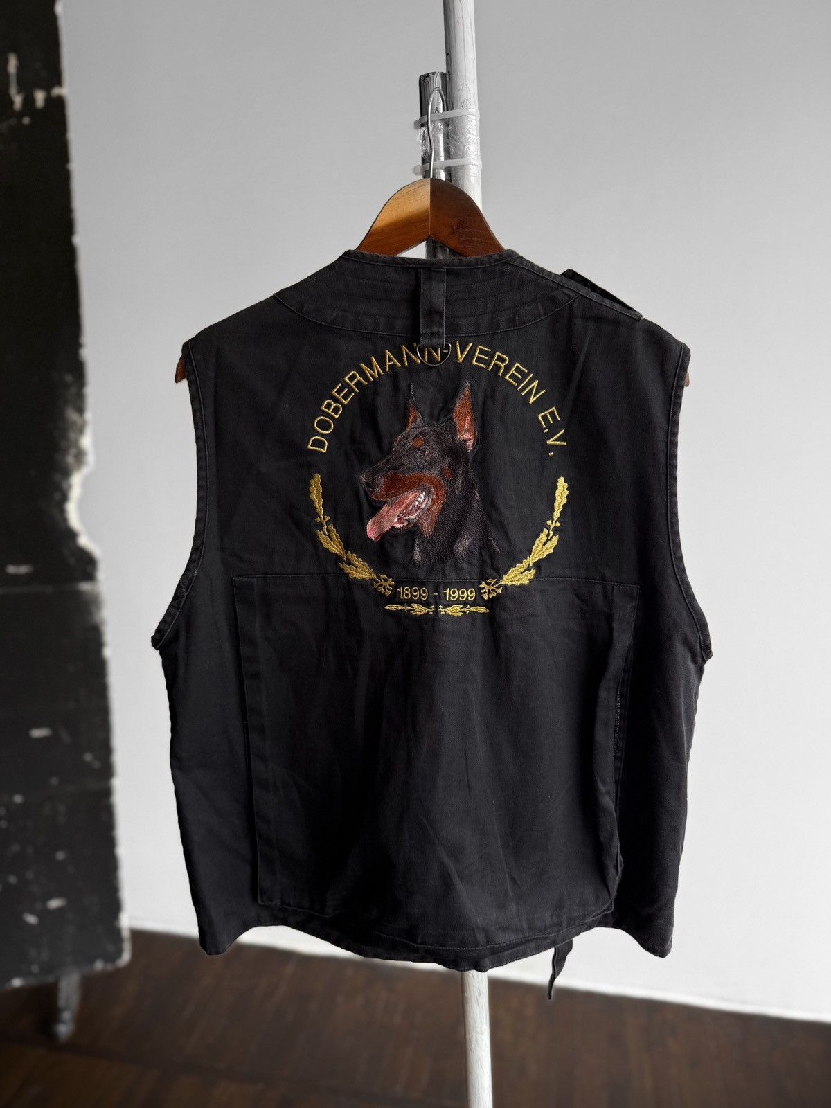 Vintage Vintage 90s Mens Dobermann Verein Embroidered Denim Vest Size US S / EU 44-46 / 1 - 1 Thumbnail