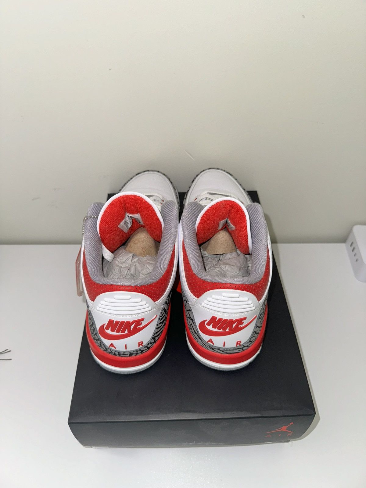 Jordan Brand Jordan 3 Retro ‘Fire Red’ 2022 Size US 9.5 / EU 42-43 - 3 Thumbnail