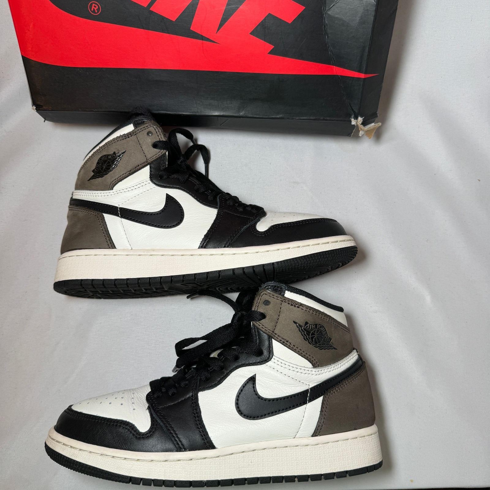 Jordan Brand × Nike Size 5 - Nike Air Jordan 1 Retro High OG GS Dark Mocha Shoes Size US 5 / EU 37 - 2 Thumbnail