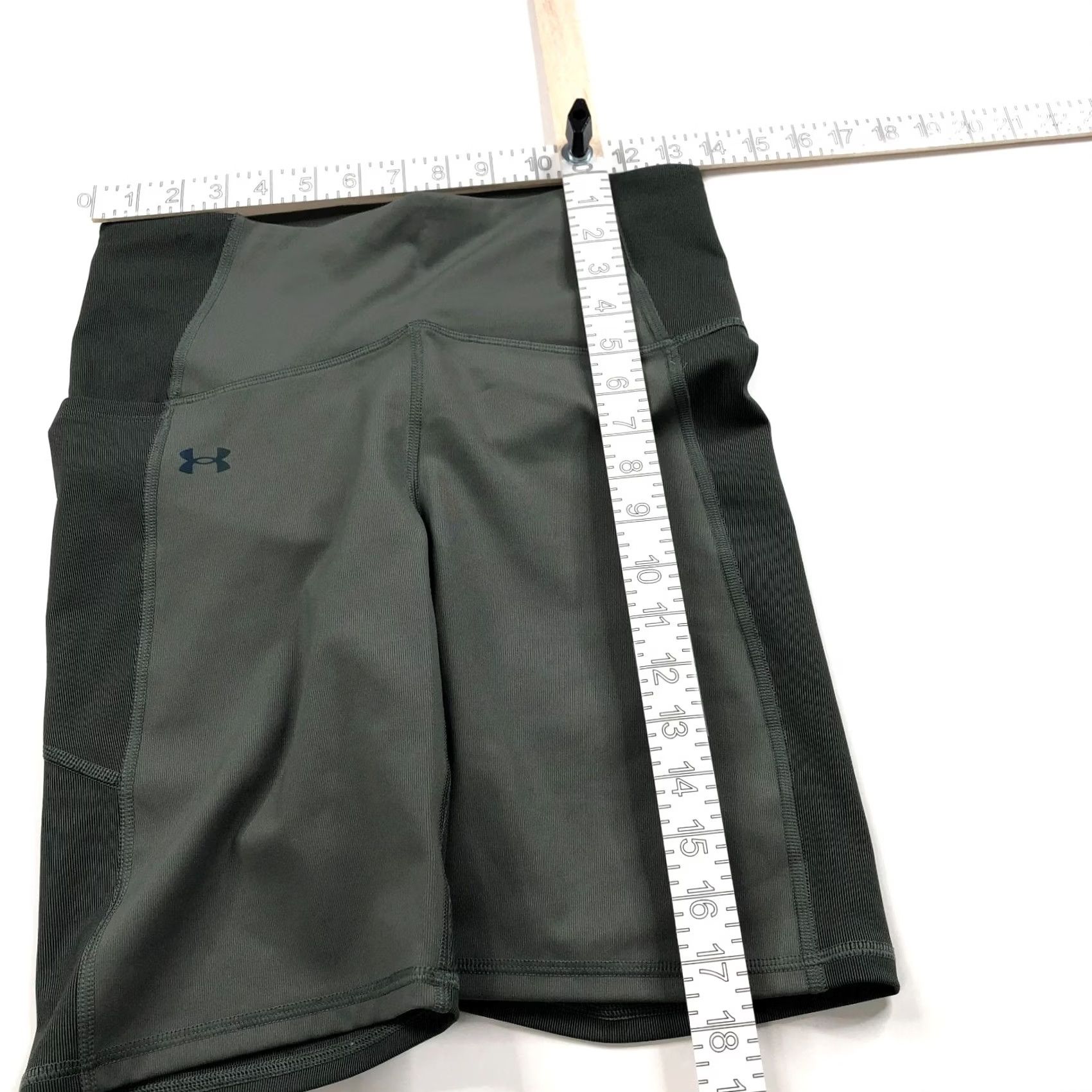 Under Armour Under Armour Celliant Medium (Fit 27In) Exercise Yoga Biker 9" Shorts Green Gray Women's Activewear Shorts Size L Inseam 9" Athletic Stretch Size 36" / US 14 / IT 50 - 2 Thumbnail