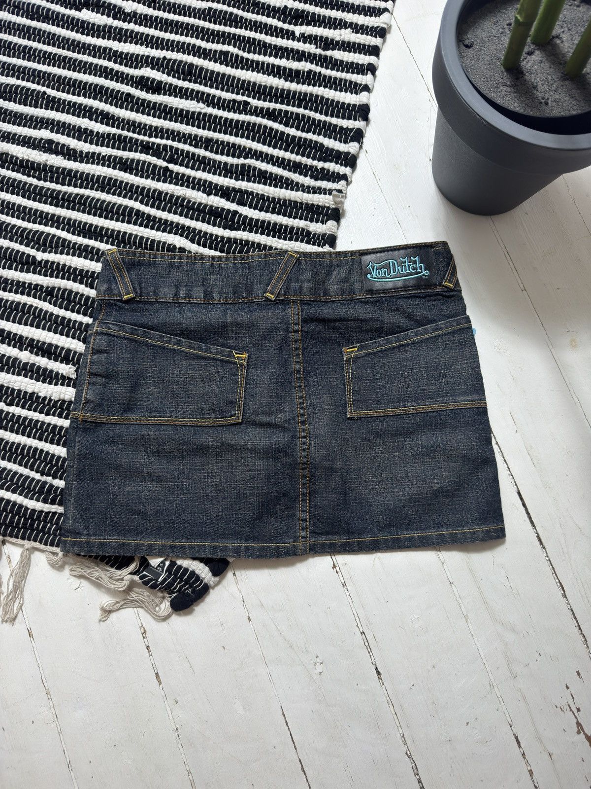 Von Dutch VINTAGE VON DUTCH 2000s MINI DENIM SKIRT Size 28" / US 6 / IT 42 - 9 Thumbnail