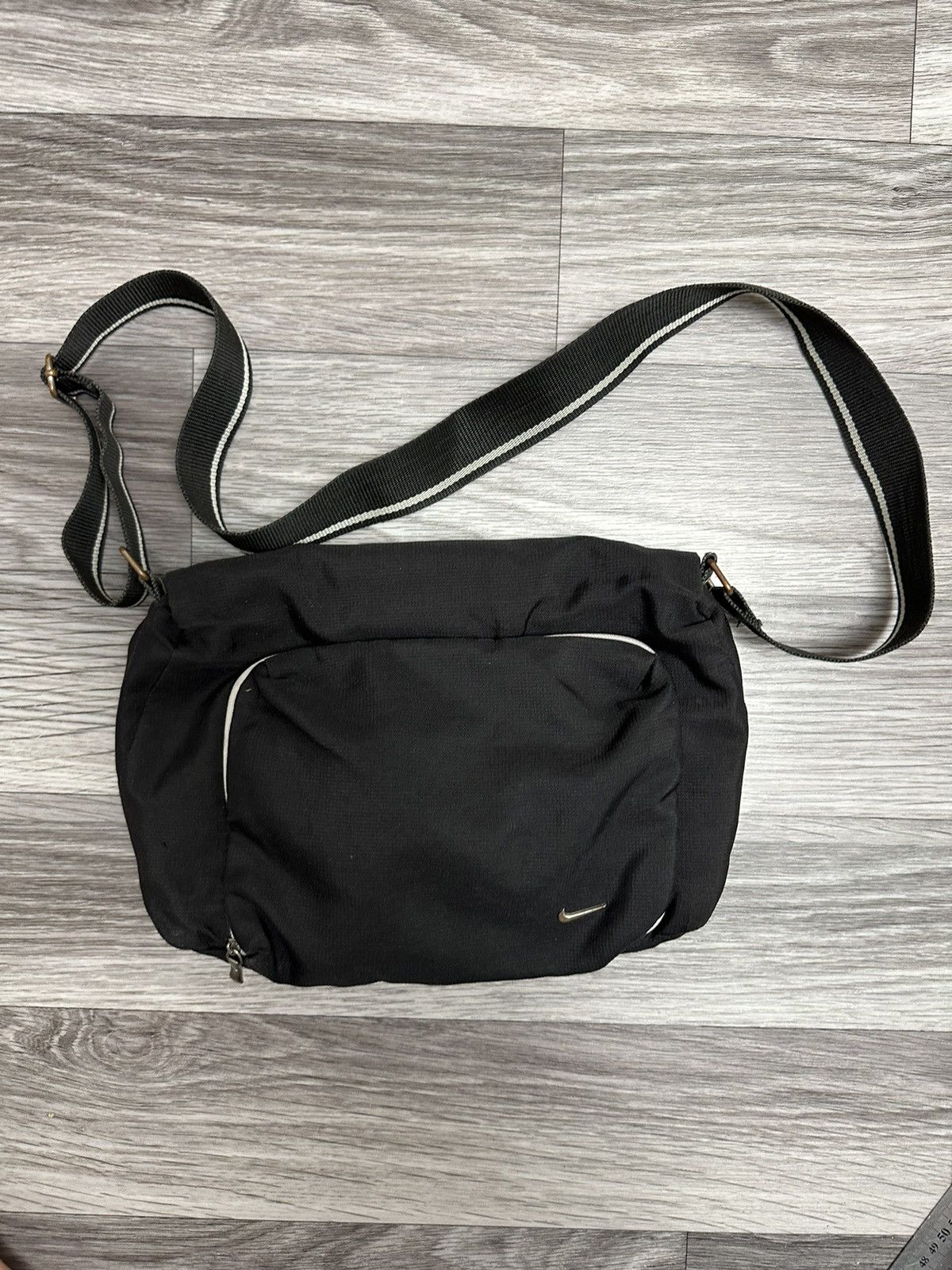Nike Vintage Nike Swoosh Nylon Shoulder Bag Y2K Os Size ONE SIZE - 1 Thumbnail