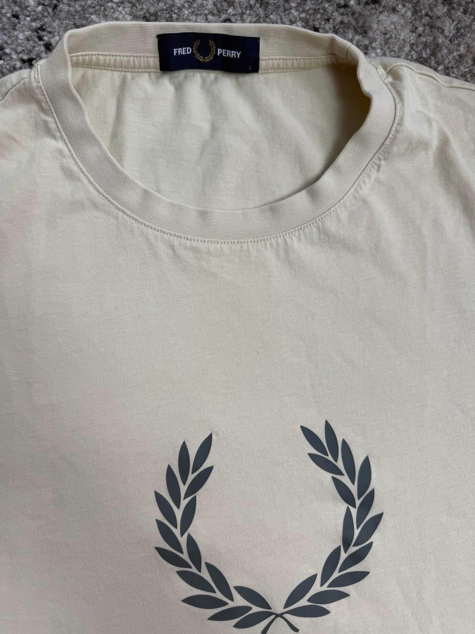Fred Perry Fred Perry Laurel Wreath Graphic T-Shirt Beige Size L Size US L / EU 52-54 / 3 - 9 Thumbnail