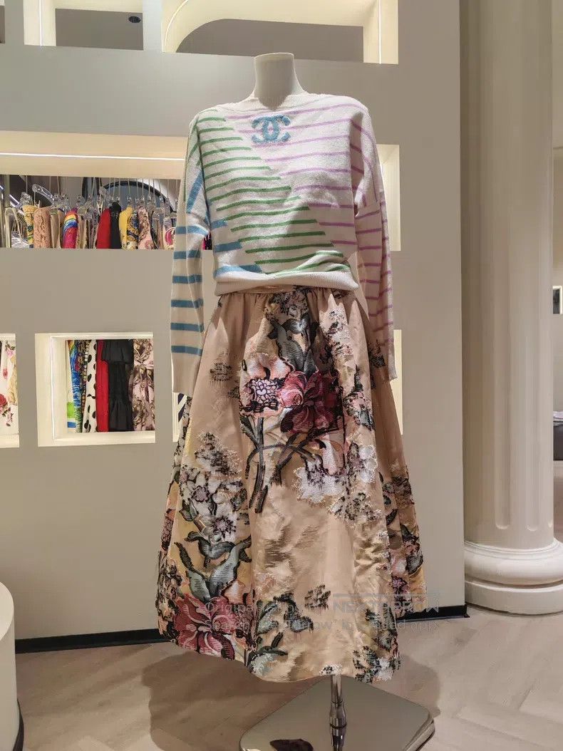 Fendi Fendi Floral Print Puffy Skirt, Beige Background with Pink Size 25" / US 0 / IT 36 - 8 Thumbnail