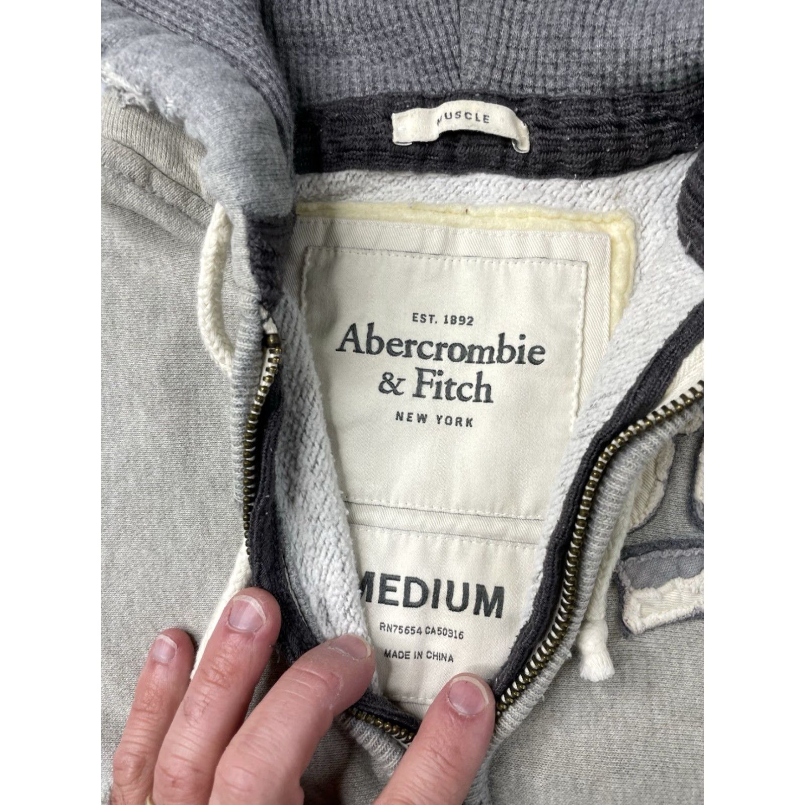 Abercrombie & Fitch VINTAGE Abercrombie & Fitch Hoodie Men Medium Gray Distressed Full Zip Muscle Fit Sweater M Size US M / EU 48-50 / 2 - 3 Thumbnail
