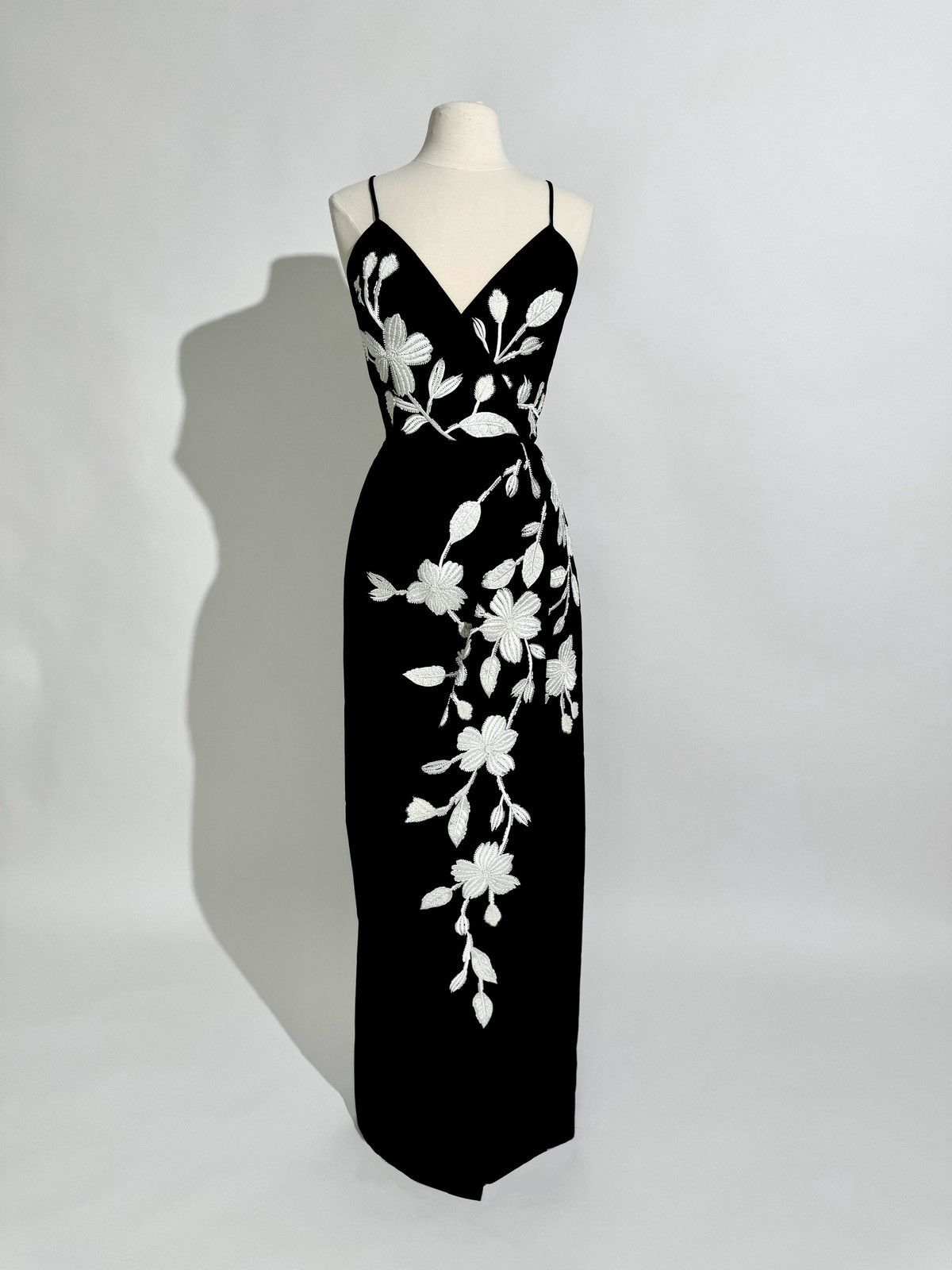 Carolina Herrera US 12 CAROLINA HERRERA Floral Embellished Wrap Silk Gown Size XL / US 12-14 / IT 48-50 - 2 Thumbnail