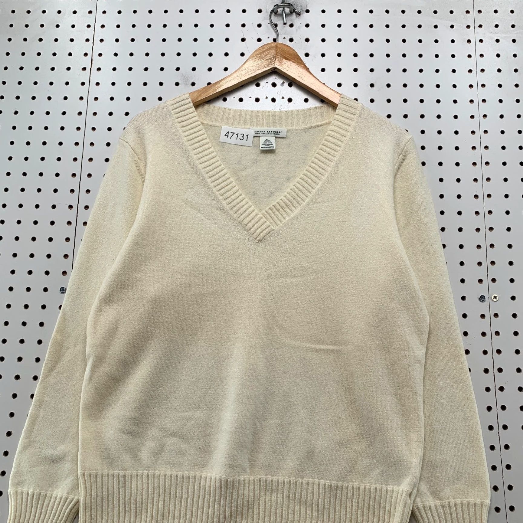 Banana Republic VINTAGE Banana Republic Merino Wool Sweater Womens XL Cream Fine Italian V Neck Size XL / US 12-14 / IT 48-50 - 4 Thumbnail