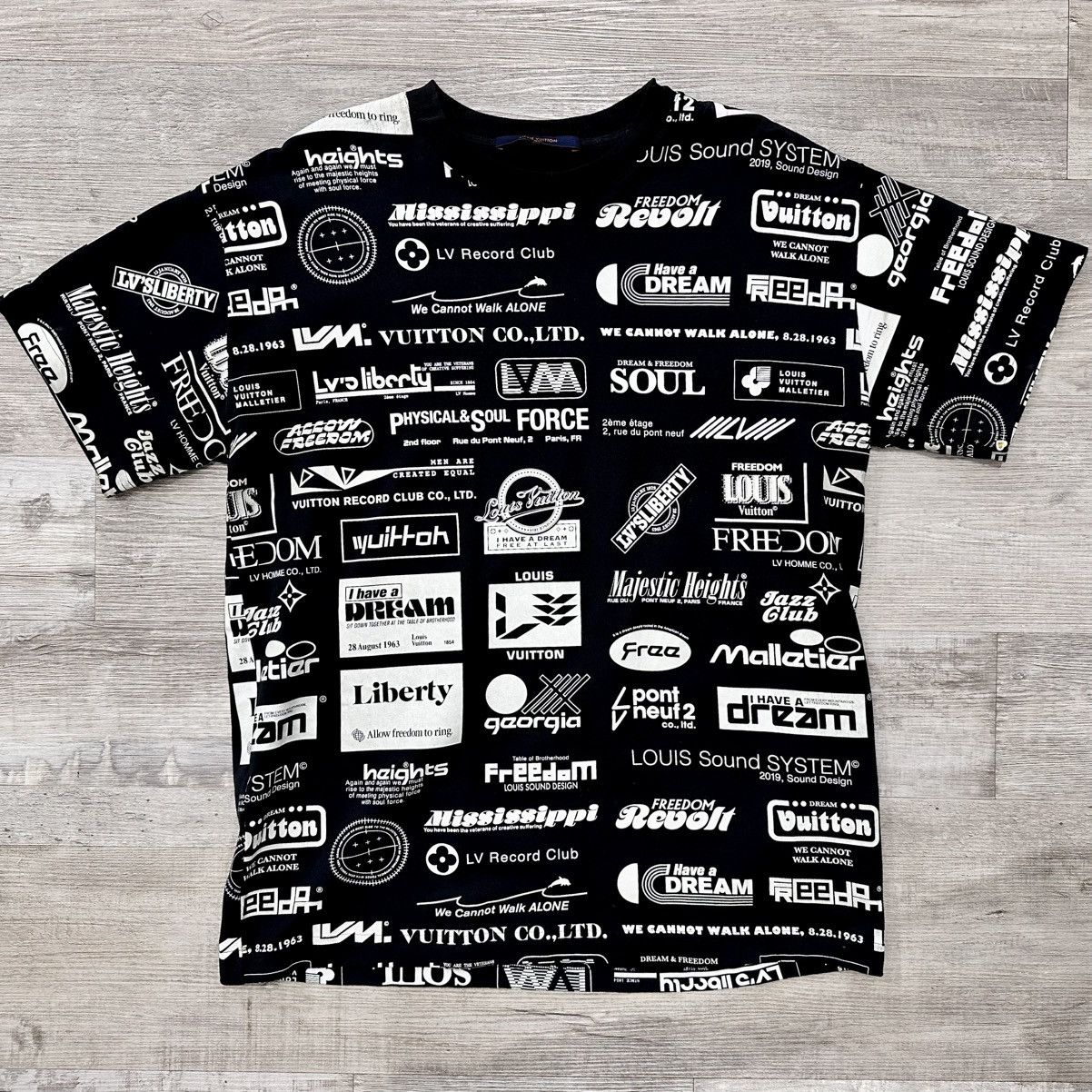 Louis Vuitton LOUIS VUITTON ALL OVER PRINTED T SHIRT SIZE S Size US S / EU 44-46 / 1 - 1 Thumbnail