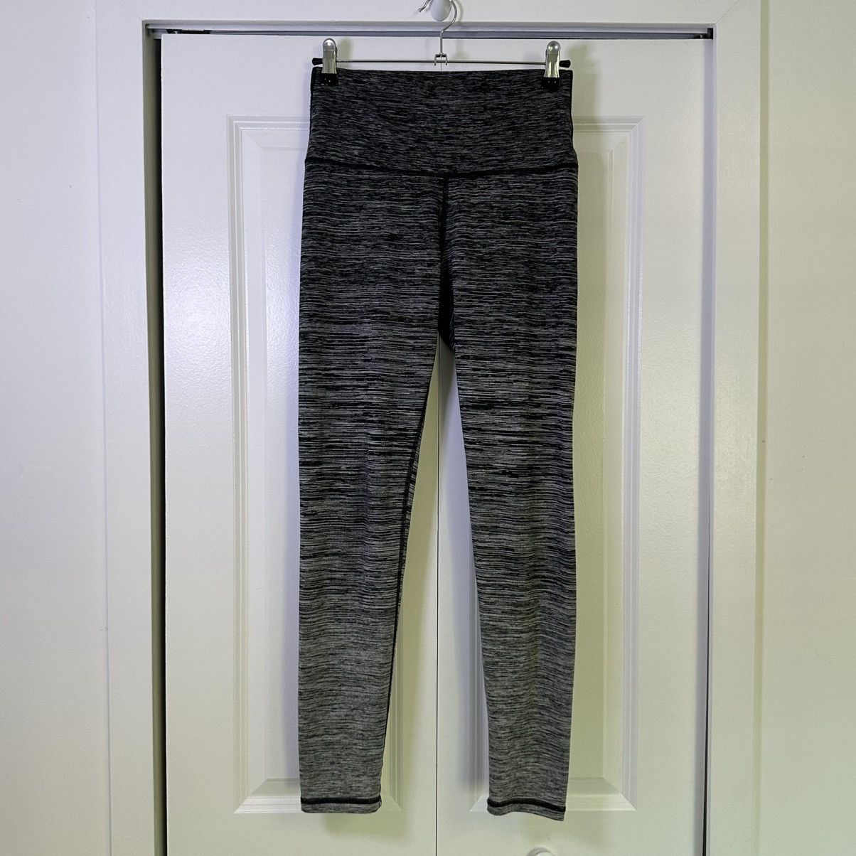 American Eagle Outfitters Aerie Ombré Black & Gray Athletic Leggings Medium Size 30" / US 8 / IT 44 - 1 Thumbnail