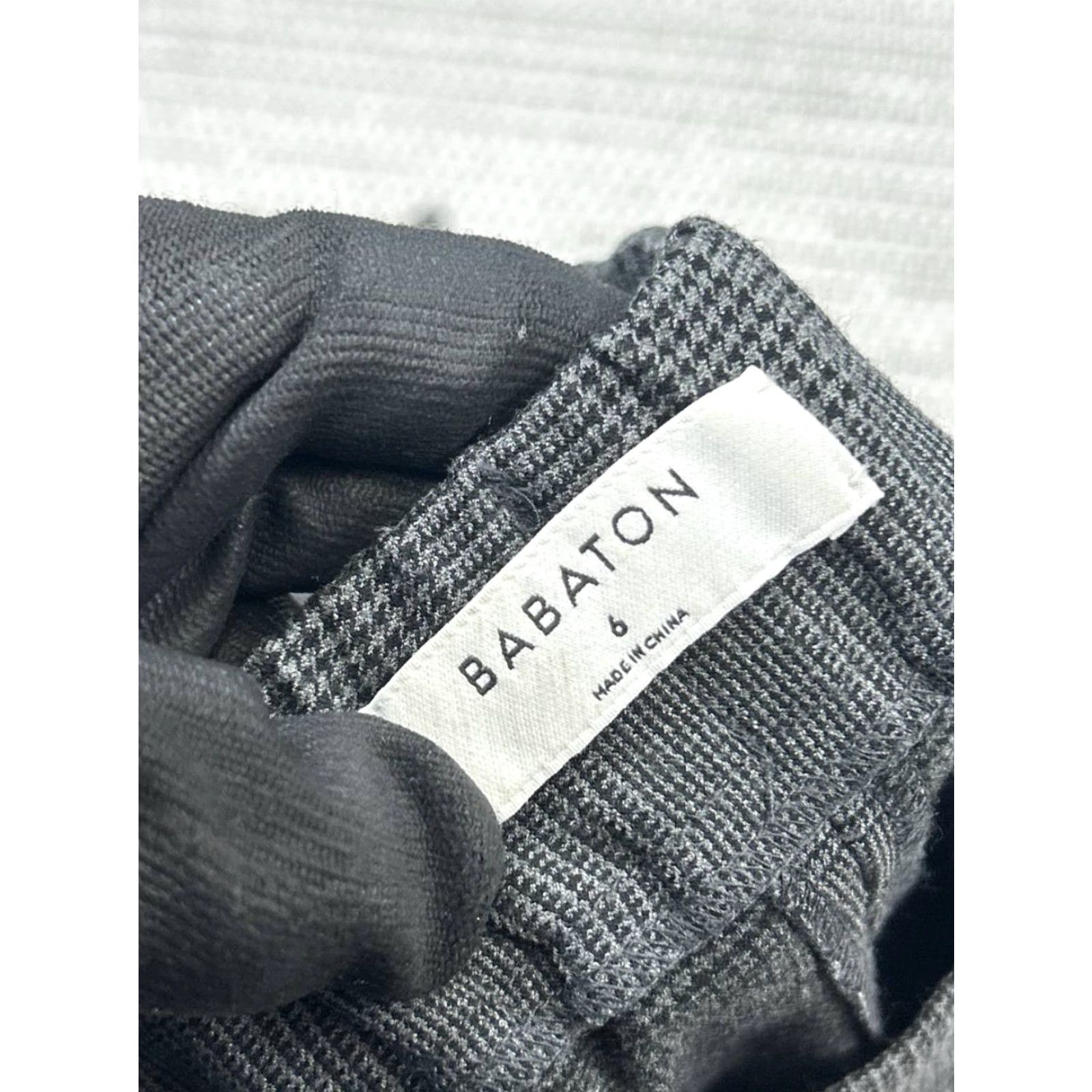 Aritzia Aritzia Babaton Conan Pants Womens 6 Gray Houndstooth Plaid Stretch Cropped Tapered Slim Front Flat Front Modern Casual Dress Pants Womens Size 28" / US 6 / IT 42 - 7 Thumbnail