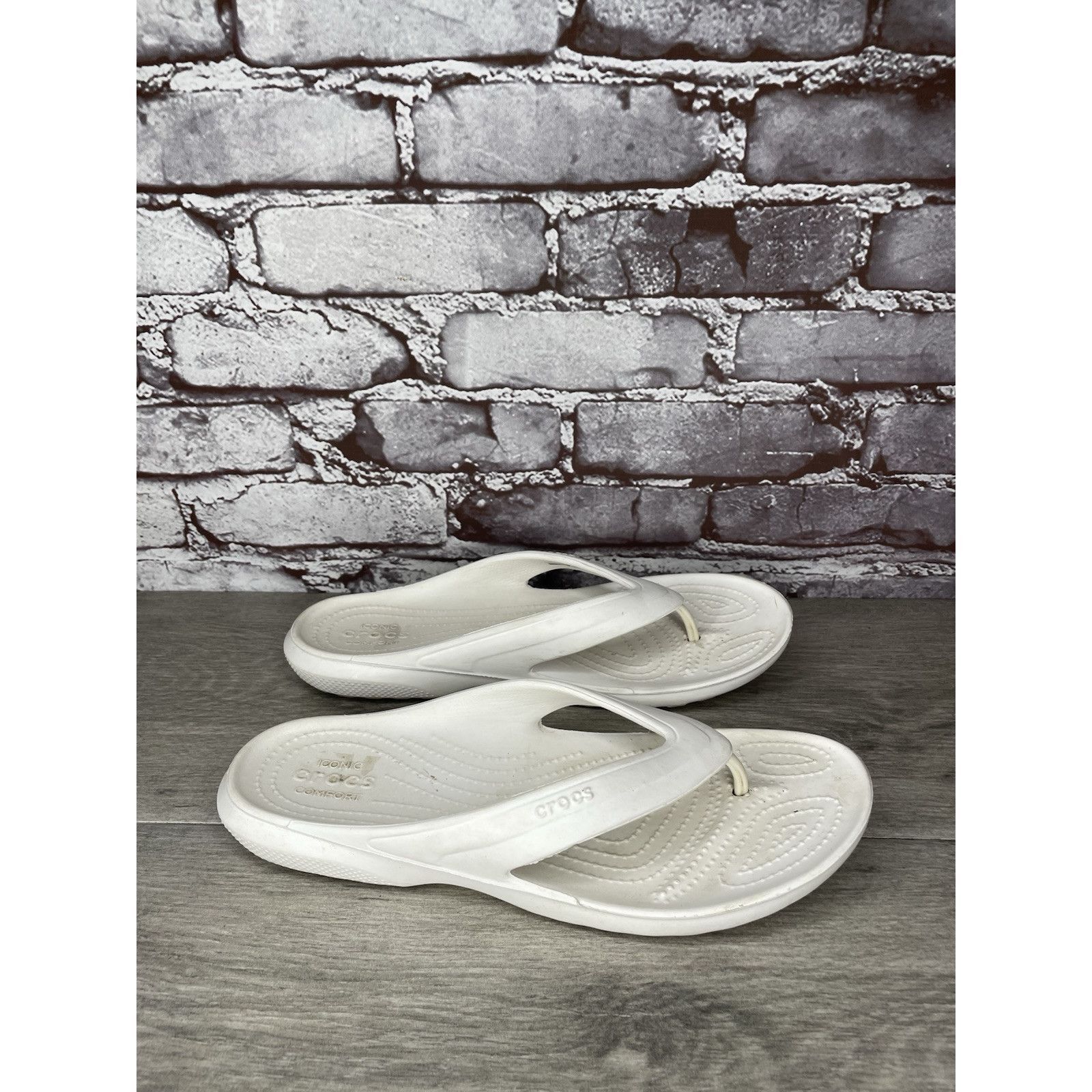 Crocs Crocs Iconic Comfort White Rubber Classic Thong Sandals Wome Size US 10 / IT 40 - 8 Thumbnail