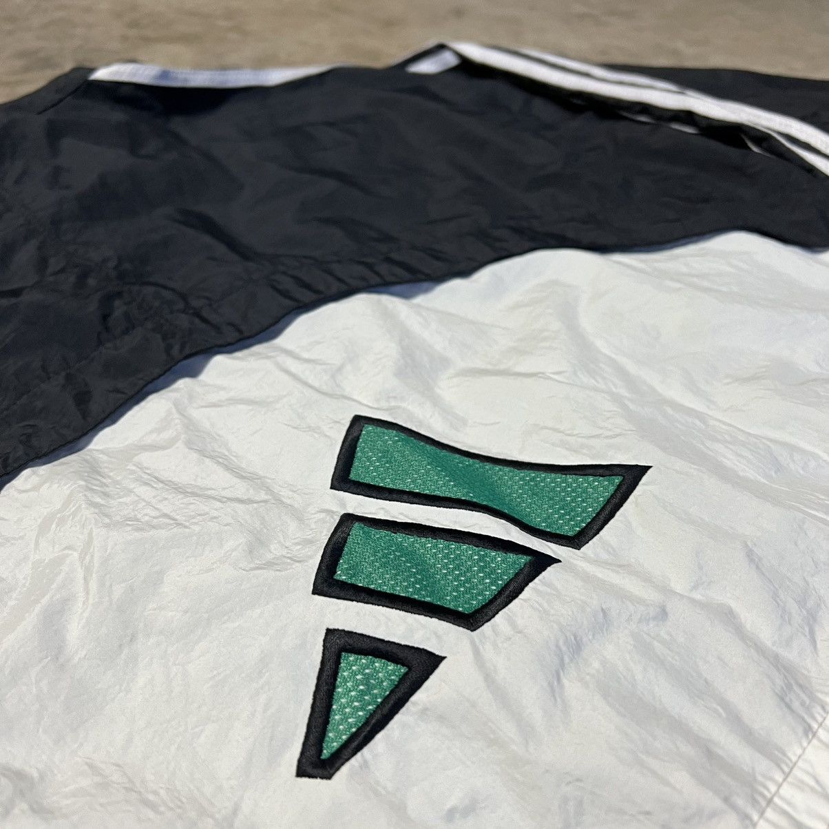 Adidas × Vintage Vintage 90’s Adidas Logo Windbreaker Jacket Size US L / EU 52-54 / 3 - 3 Thumbnail