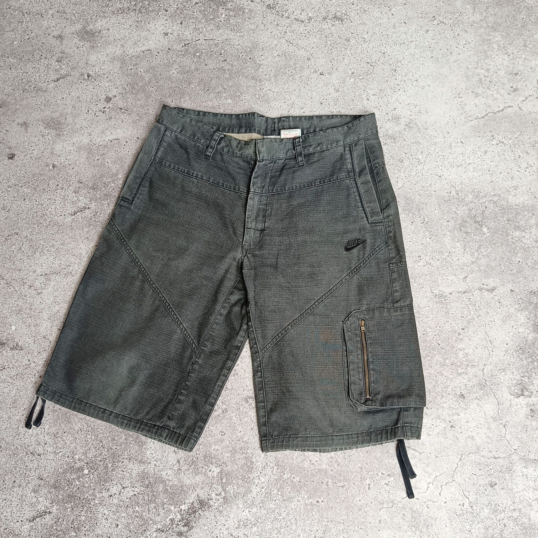 Nike Nike vintage cargo shorts Size US 33 - 2 Thumbnail