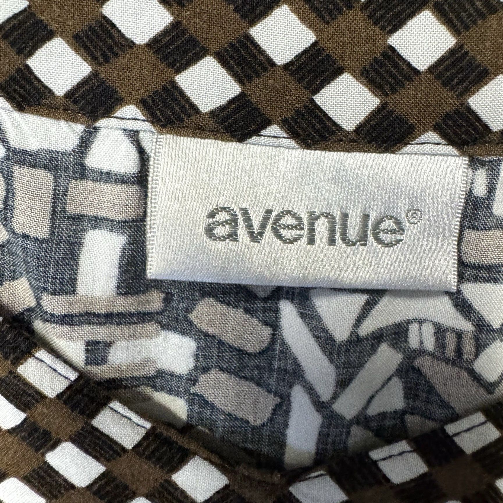 Avenue VINTAGE Avenue Sleeveless Blouse 18-20 Boho Art Deco Retro Mod Festival Casual Chic Y2K Geometric Black Rayon Plus Women Blouse Mens? Wait. Size XXL / US 16-18 / IT 52-54 - 4 Thumbnail