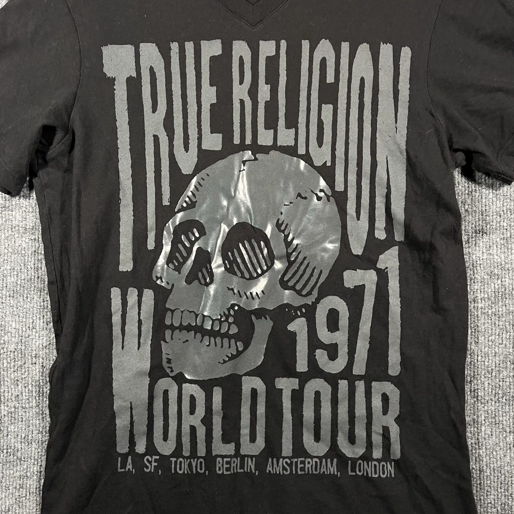 True Religion True Religion Shirt Mens Small Skull Graphic World Your V Neck Black Y2K Vtg Size US S / EU 44-46 / 1 - 2 Thumbnail