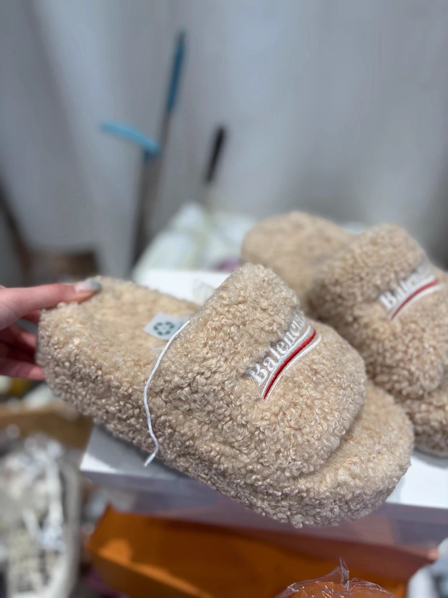 Balenciaga Balenciaga Coke Milk Tea Embroidered Logo Fleece Slippers 39 Size US 8.5 / IT 38.5 - 2 Thumbnail