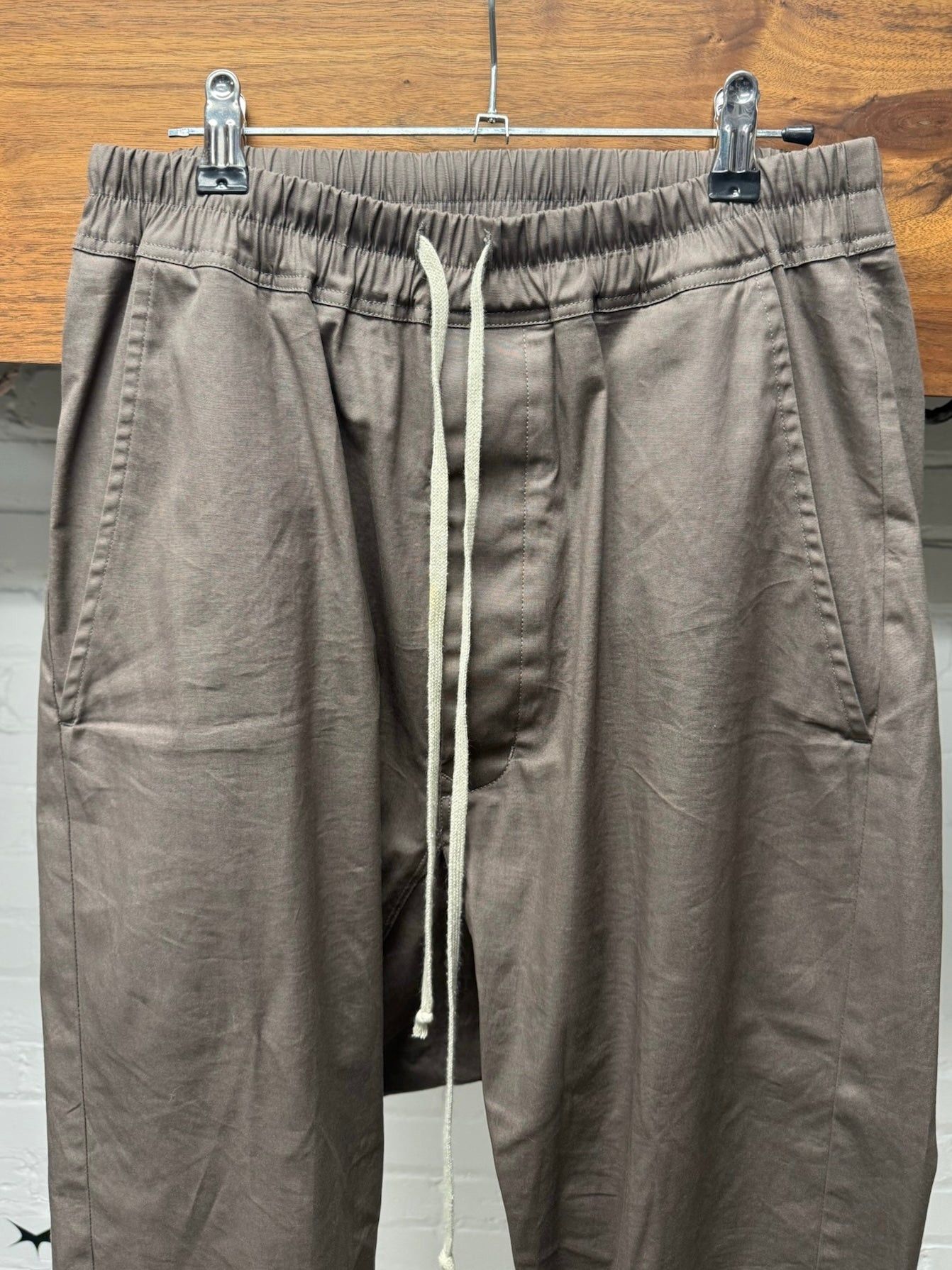 Rick Owens AW2022 Rick Owens ‘Strobe’ Dust Brown Drawstring Berlin Pants Size US 30 / EU 46 - 3 Thumbnail