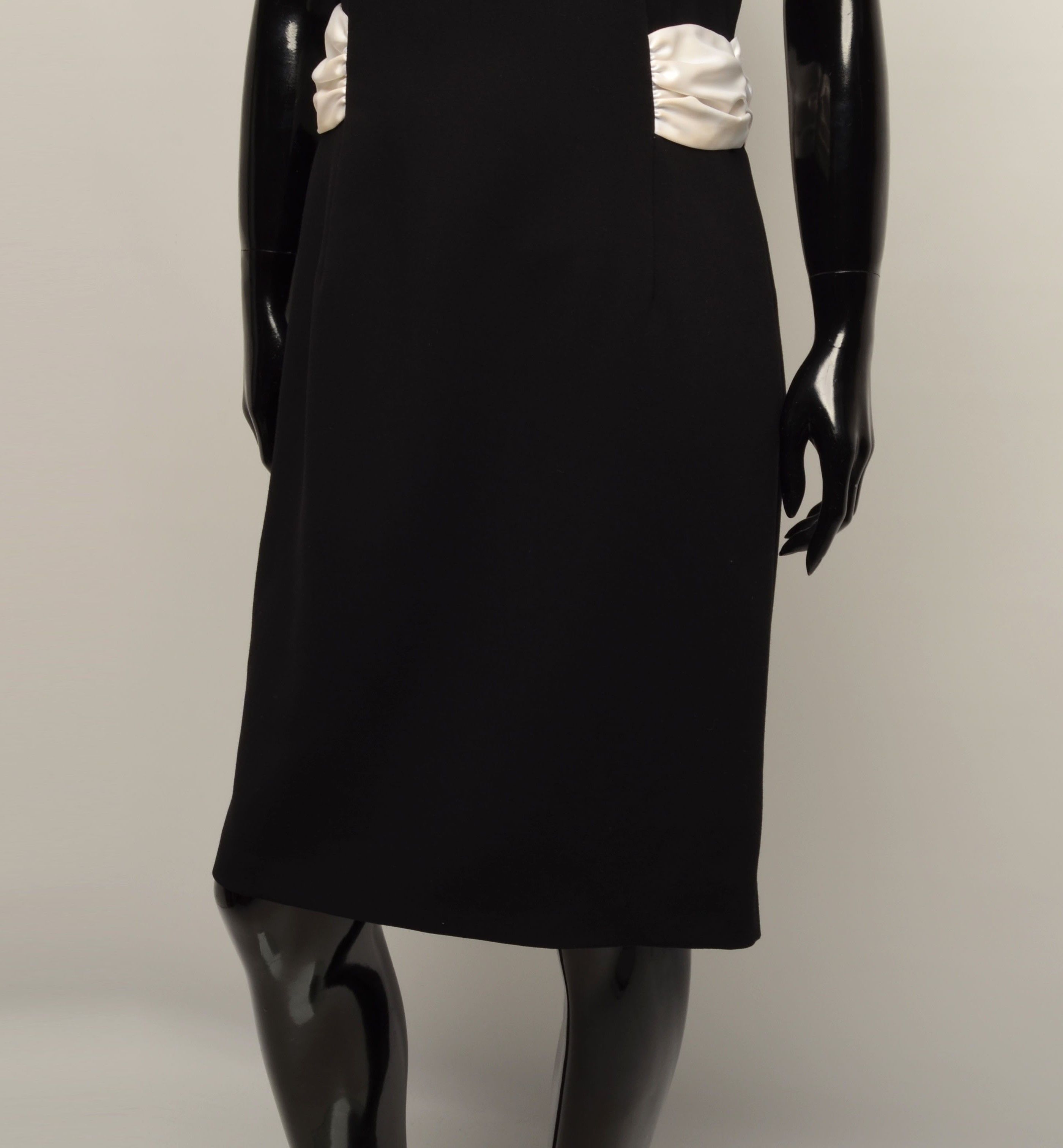 Love Moschino Love Moschino Short Sleeve Knee Length Dress with White Bow Size M / US 6-8 / IT 42-44 - 3 Thumbnail