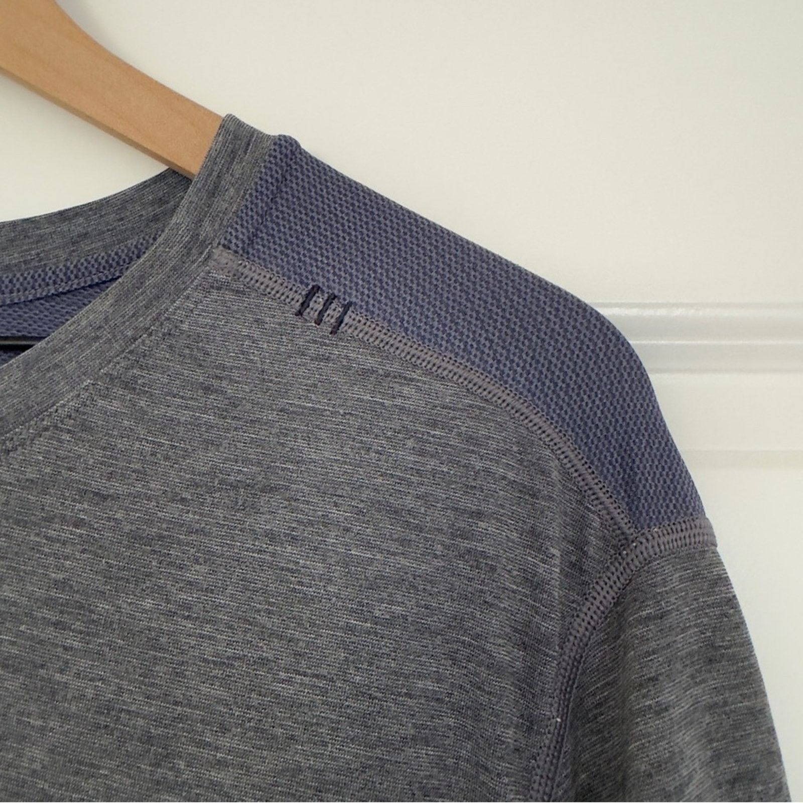 Lululemon Lululemon (L/XL?) Athletic T-Shirt gray blue stretch workout Size US L / EU 52-54 / 3 - 3 Thumbnail