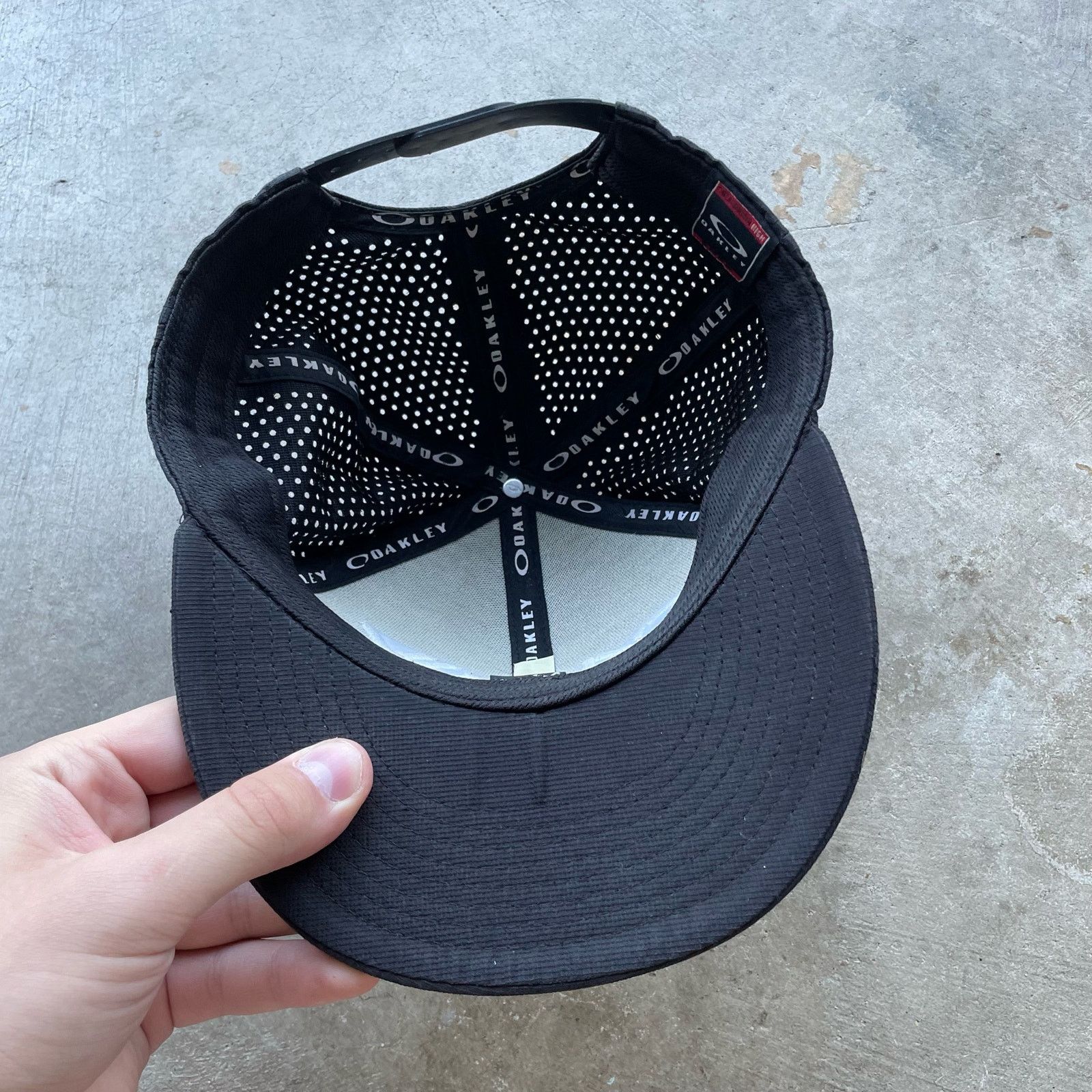Vintage VINTAGE OAKLEY HAT BLACK SNAPBACK Size ONE SIZE - 3 Thumbnail