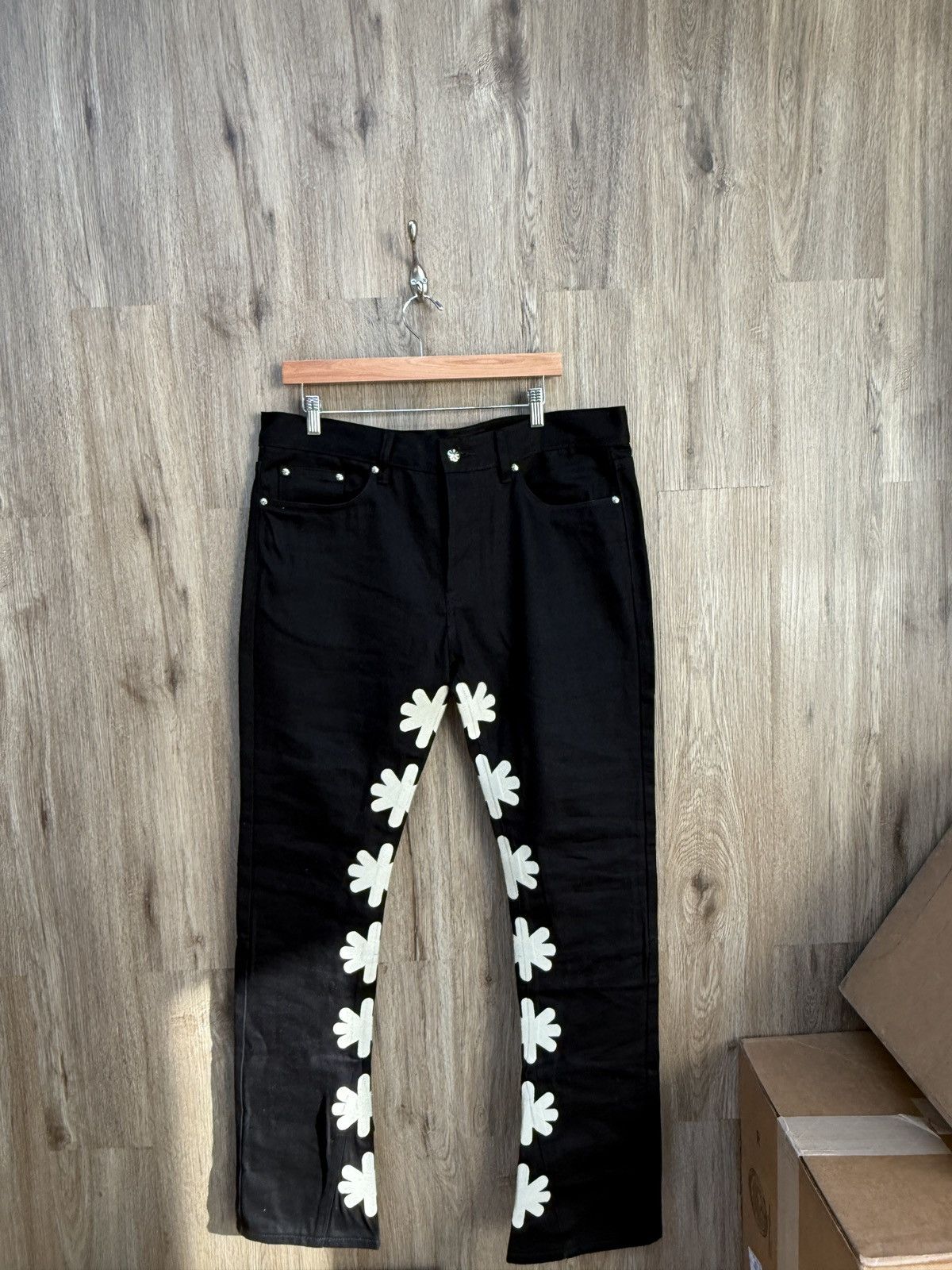 LOSTSHDWS LOST SHDWS White Flower Jeans Size US 36 / EU 52 - 1 Thumbnail