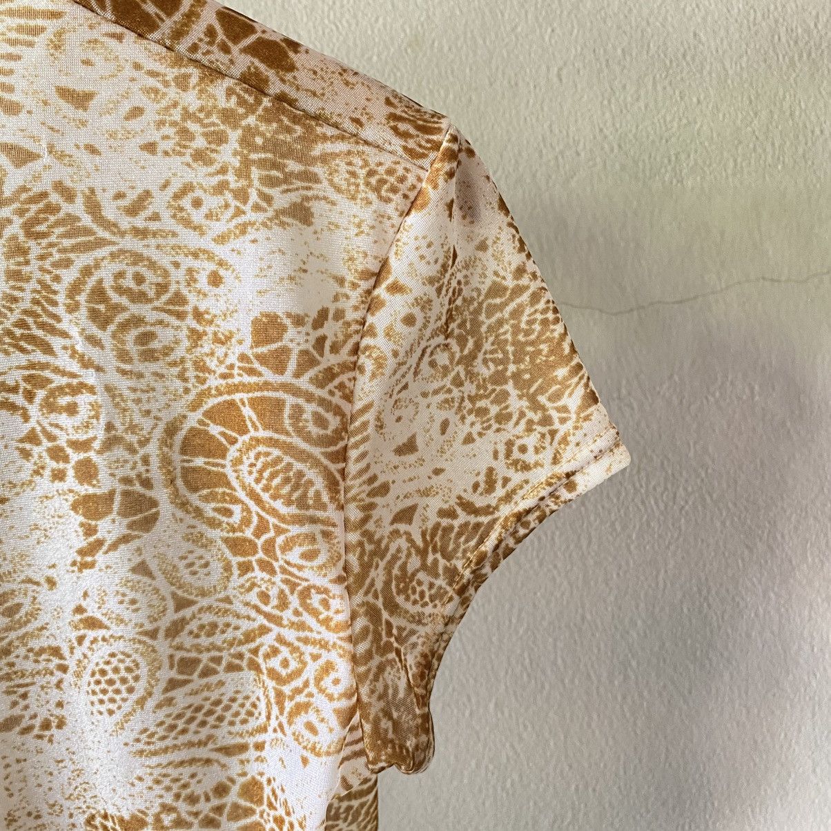 Morgan De Toi MORGAN DE TOI Y2K Beige Lace-Print V-Neck Tee Mesh Size S / US 4 / IT 40 - 19 Thumbnail