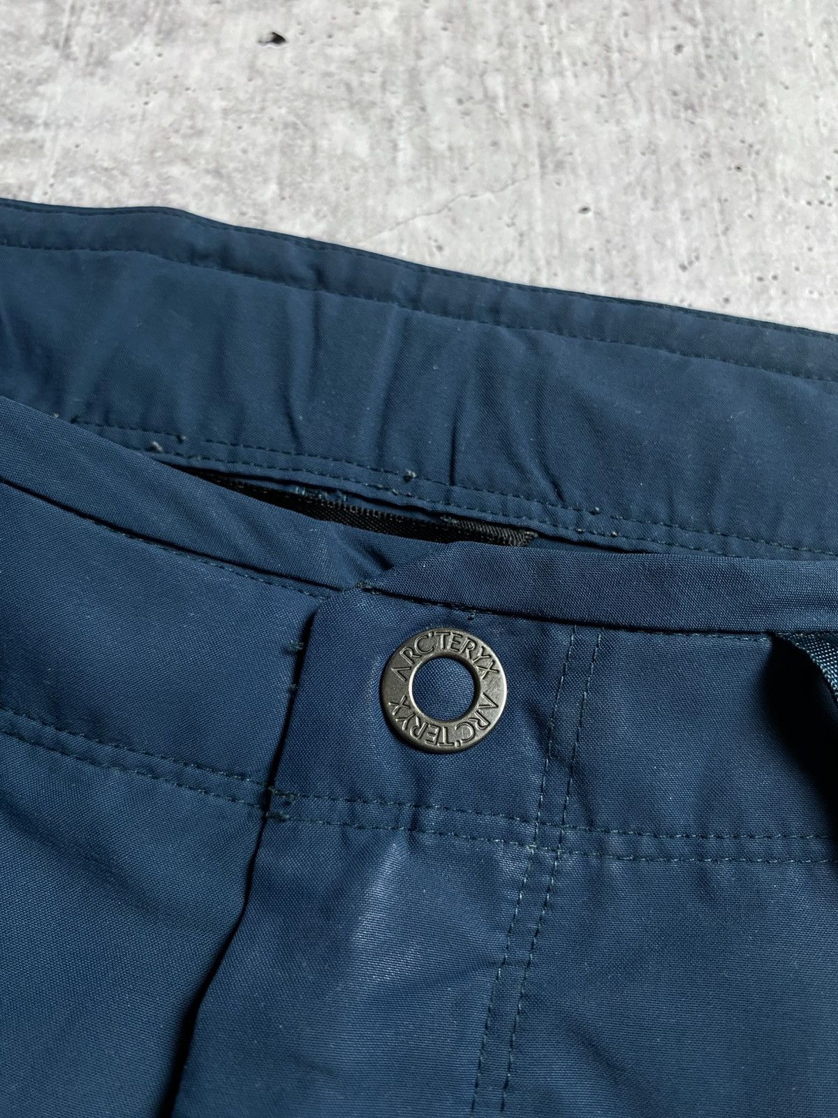 Arc'teryx Arcteryx Logo Cargo Shorts Size US 34 / EU 50 - 4 Thumbnail