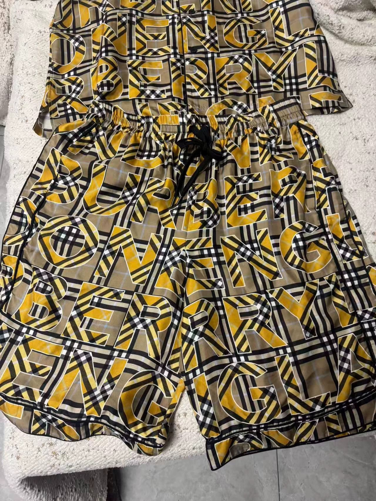 Burberry Burberry Silk Suit (L) Like New Size US L / EU 52-54 / 3 - 2 Thumbnail