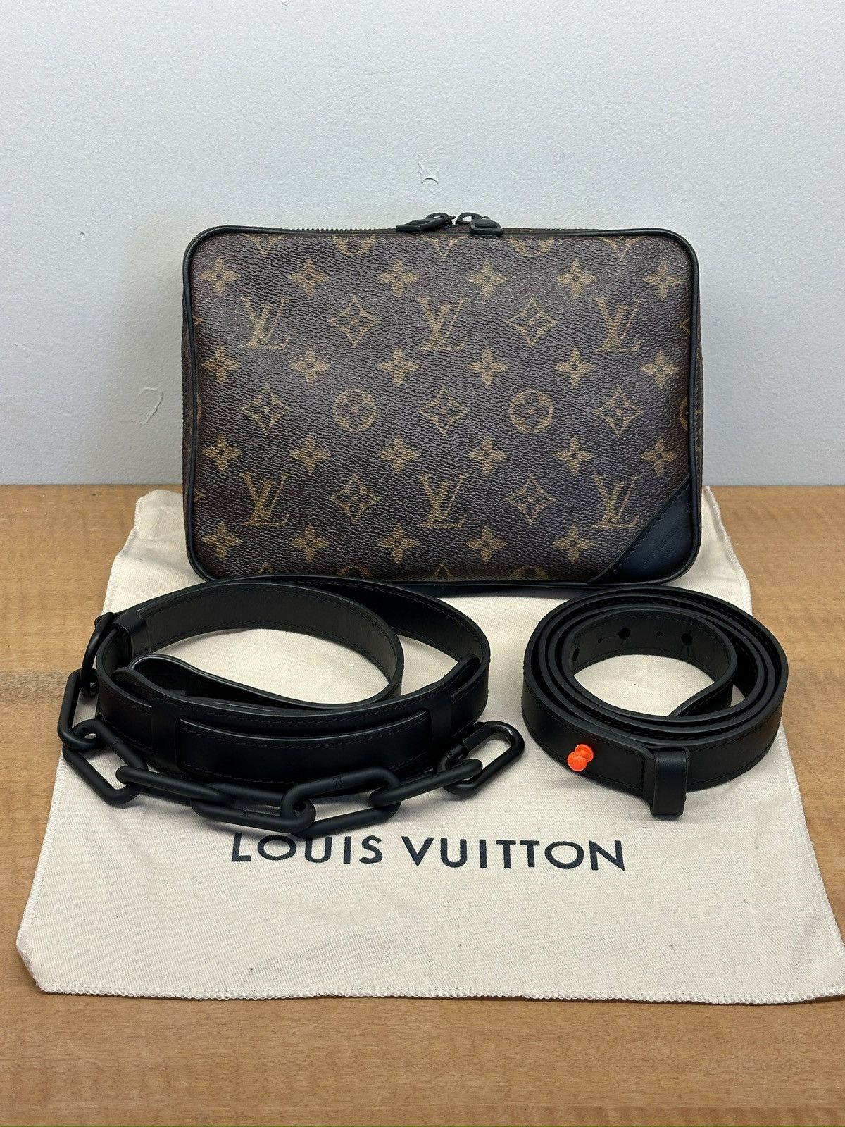 Louis Vuitton Louis Vuitton Utility Front Bag Size ONE SIZE - 1 Thumbnail