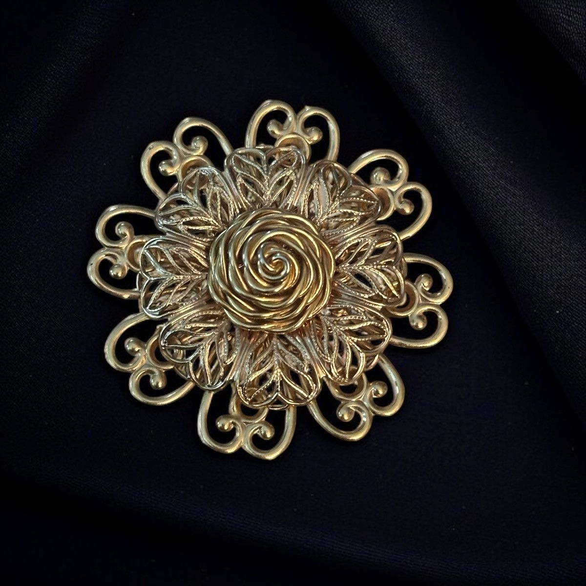 Vintage Vintage gold tone filigree flower brooch Size ONE SIZE - 1 Thumbnail