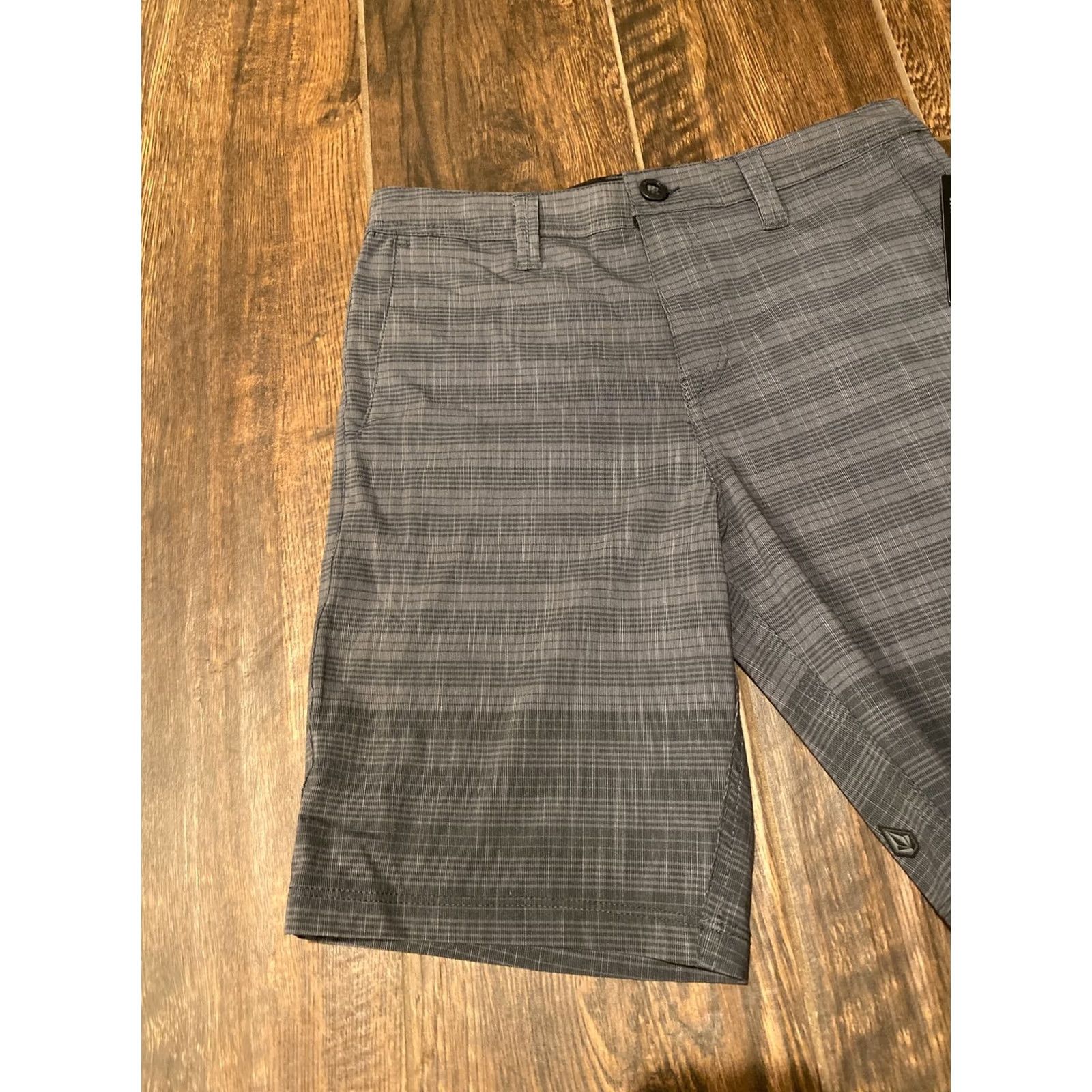 Volcom NWT Volcom Board Shorts Mens 30" Waist Surf & Turf 4-way Stretch Hybrid Swim/Surf Gray 95% Polyester/5% Spandex Regular Mens Bottoms Size US 30 / EU 46 - 3 Thumbnail