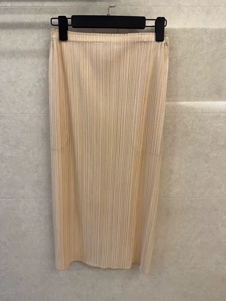 Issey Miyake size:3 Beige pleated skirt