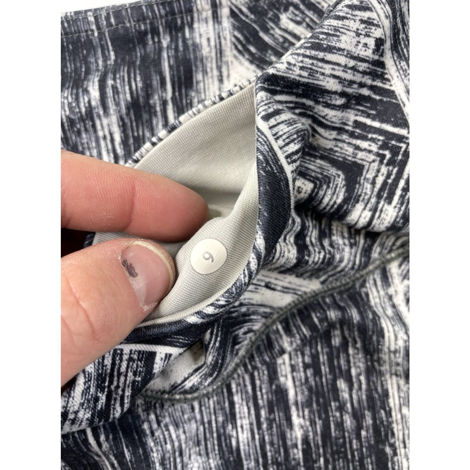 Lululemon Lululemon Wunder Under Crop II Leggings Size 6 White Black Multicolor Geometric Luon Cropped Skinny Women Activewear Pants/Leggings Size 28" / US 6 / IT 42 - 3 Thumbnail